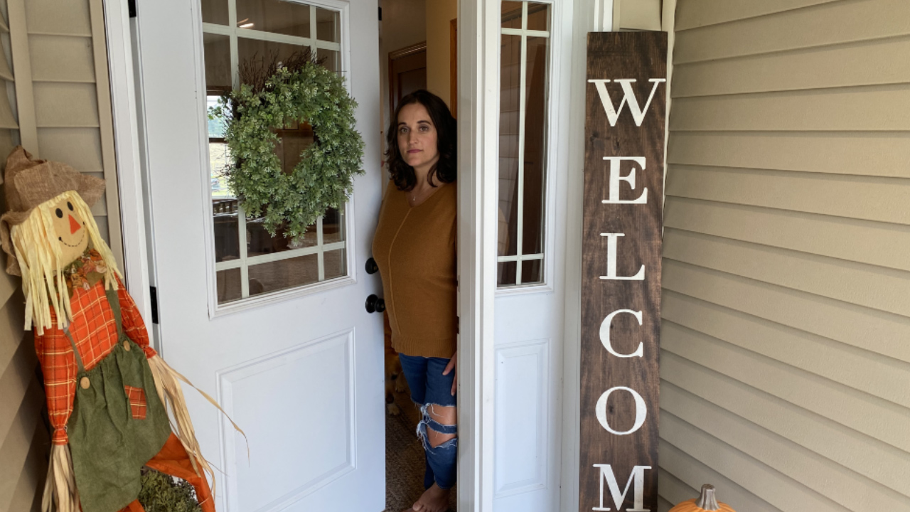 Facebook scammer sends people to random East Grand Forks home to pick up items - Vimarsana News