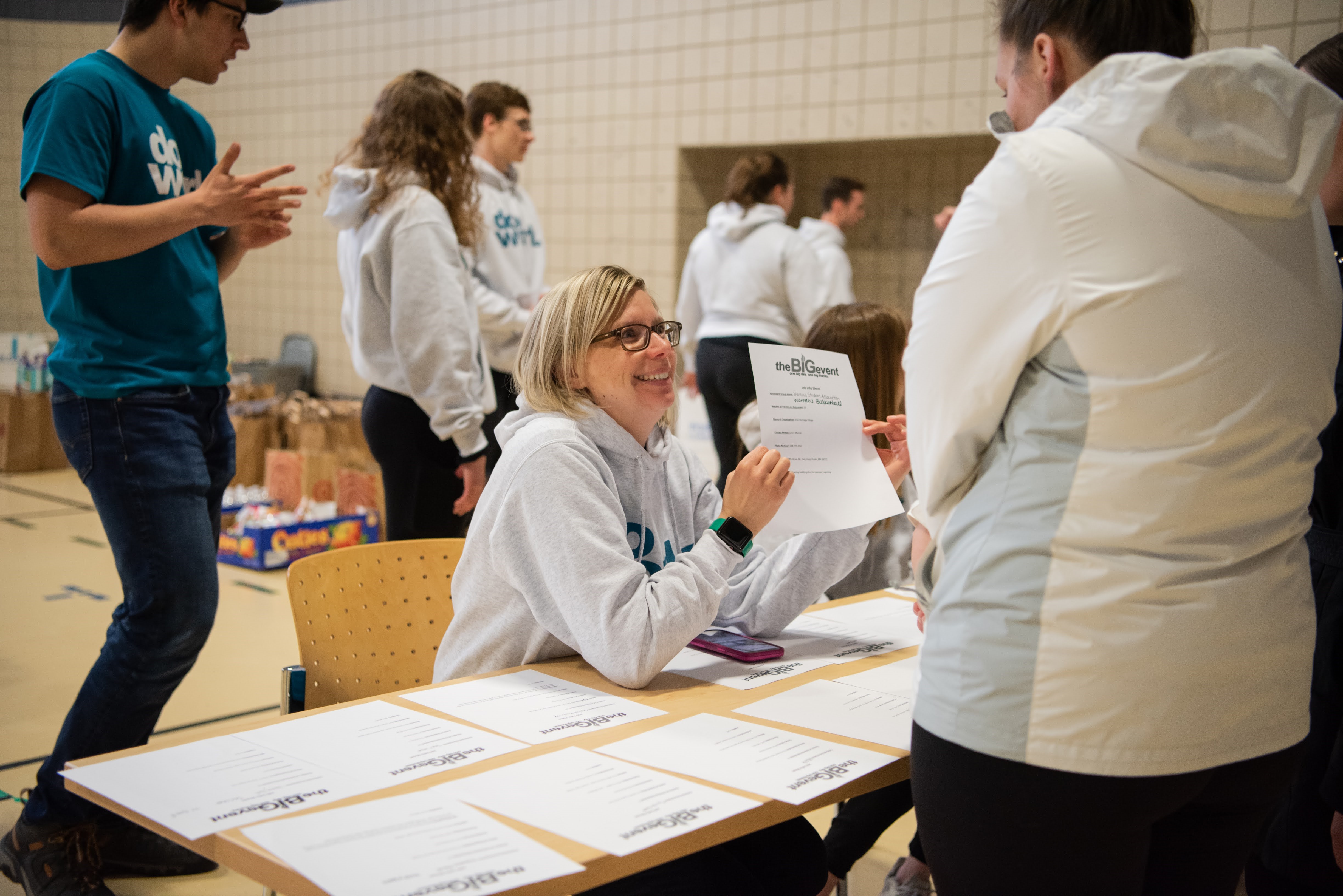 UND students pitch in to collect 3,000 pounds of donations for food pantry - Vimarsana News
