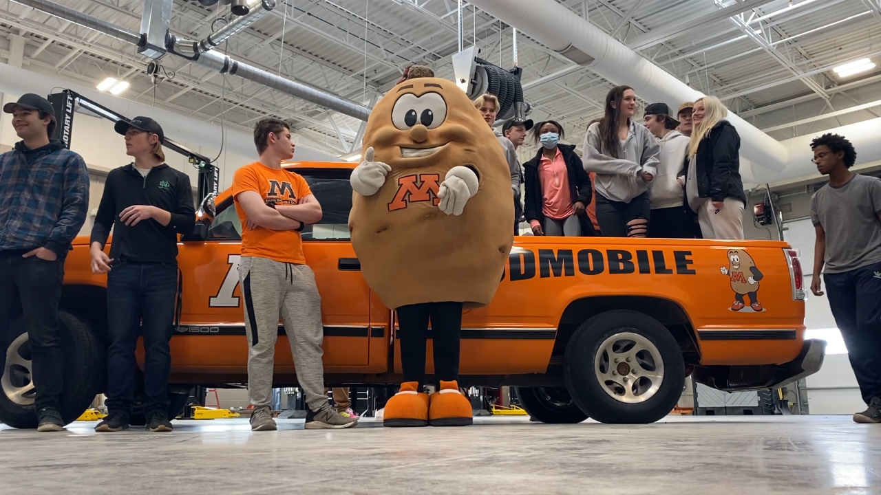 Moorhead High School unveils Spudmobile - Vimarsana News