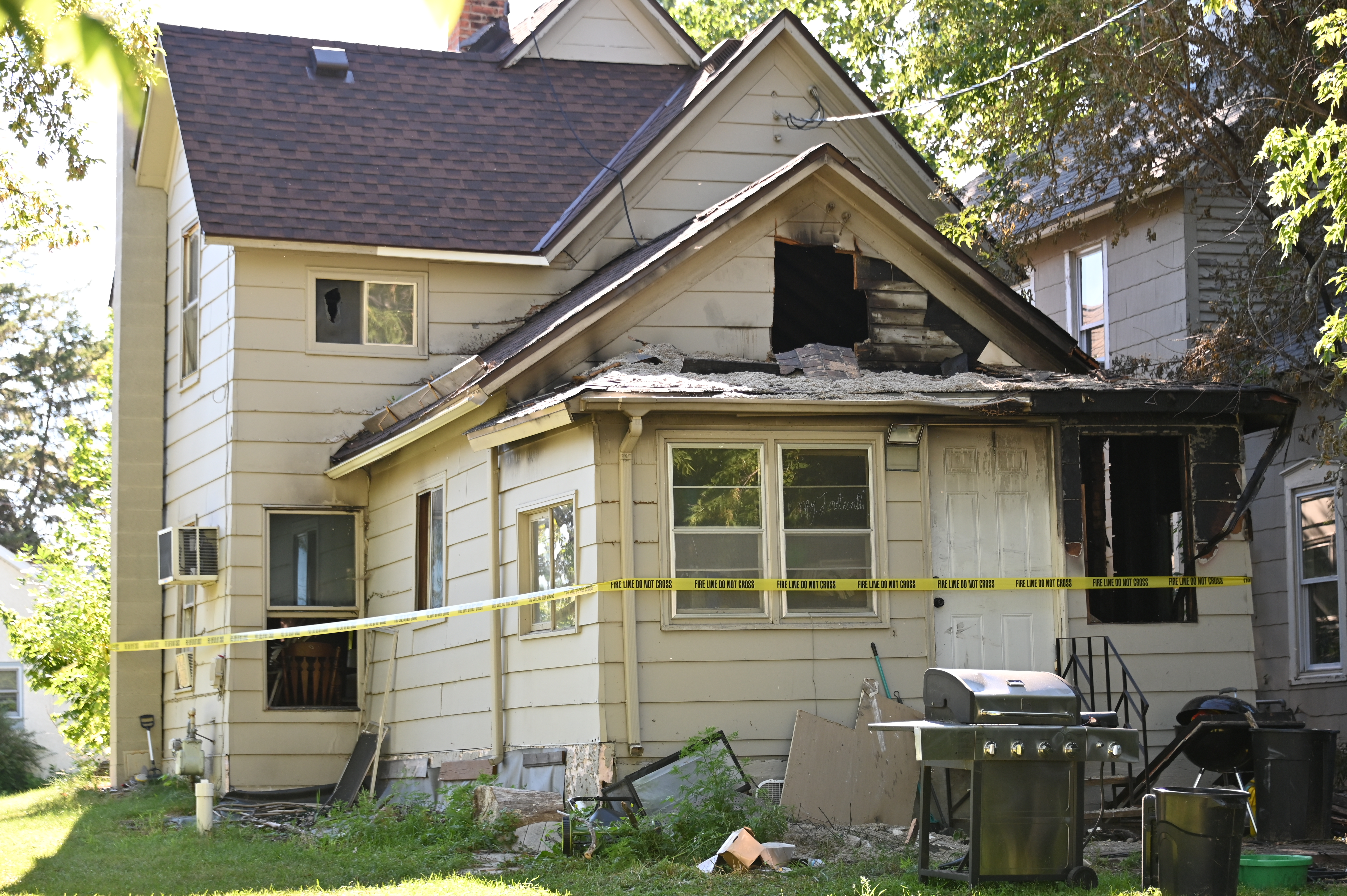 Neighbor alerts residents to house fire - Vimarsana News