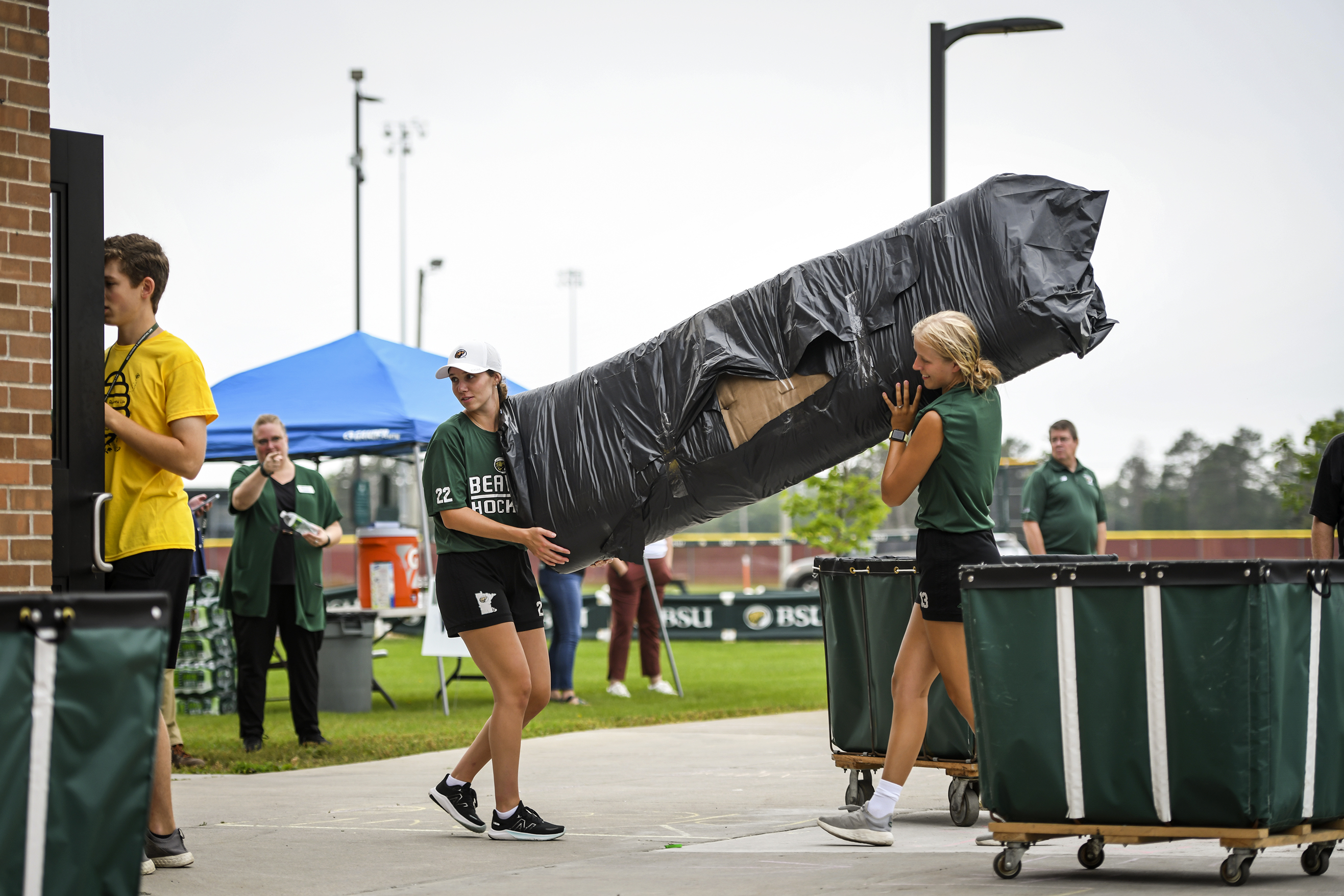 'Rolling up their sleeves': Bemidji State athletes welcome freshmen to campus - Vimarsana News