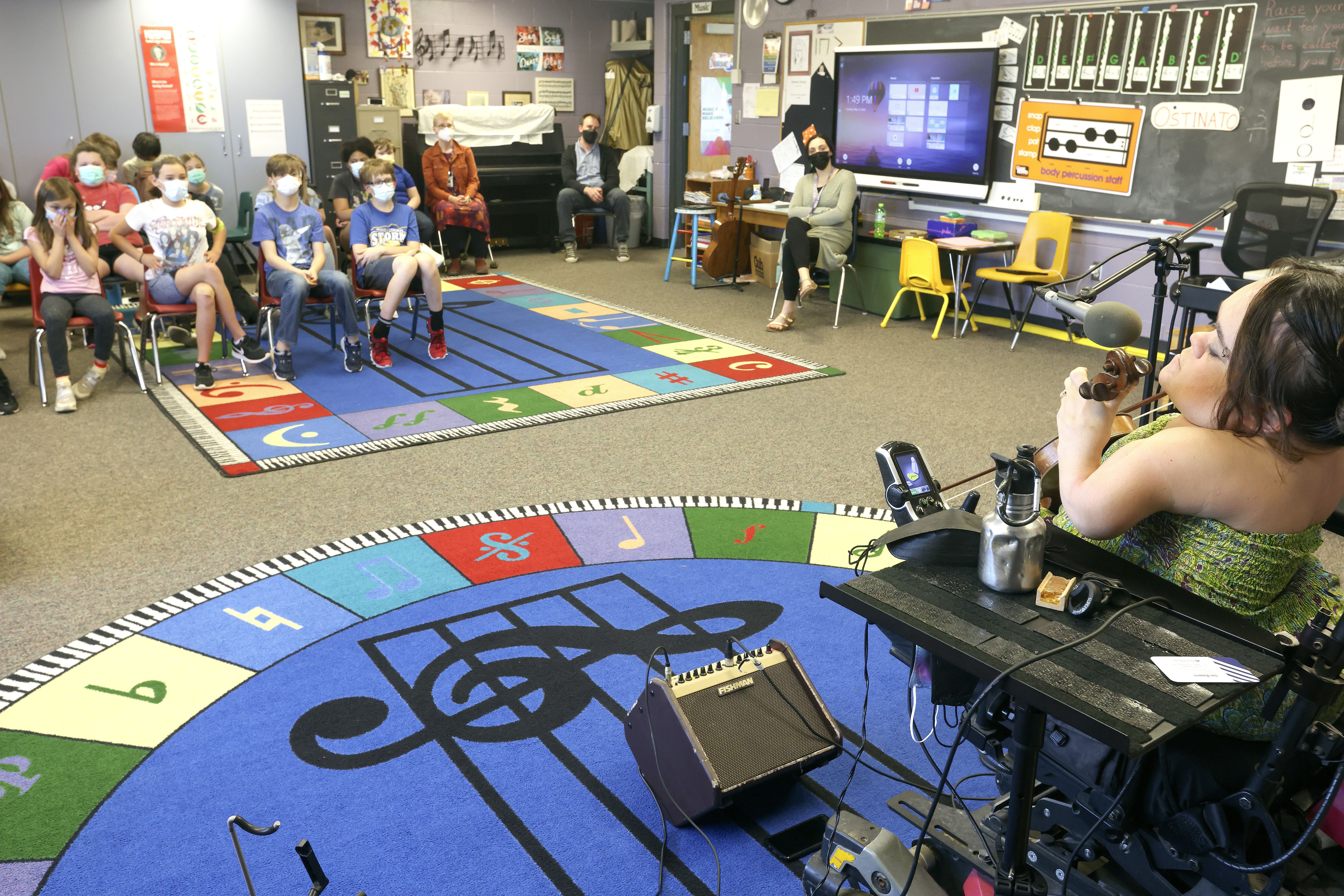 Violinist Gaelynn Lea performs for Cloquet elementary schoolers - Vimarsana News