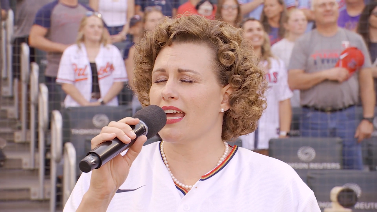 Frazee's 'That Midwestern Mom' sings national anthem at Twins game as her popularity skyrockets - Vimarsana News