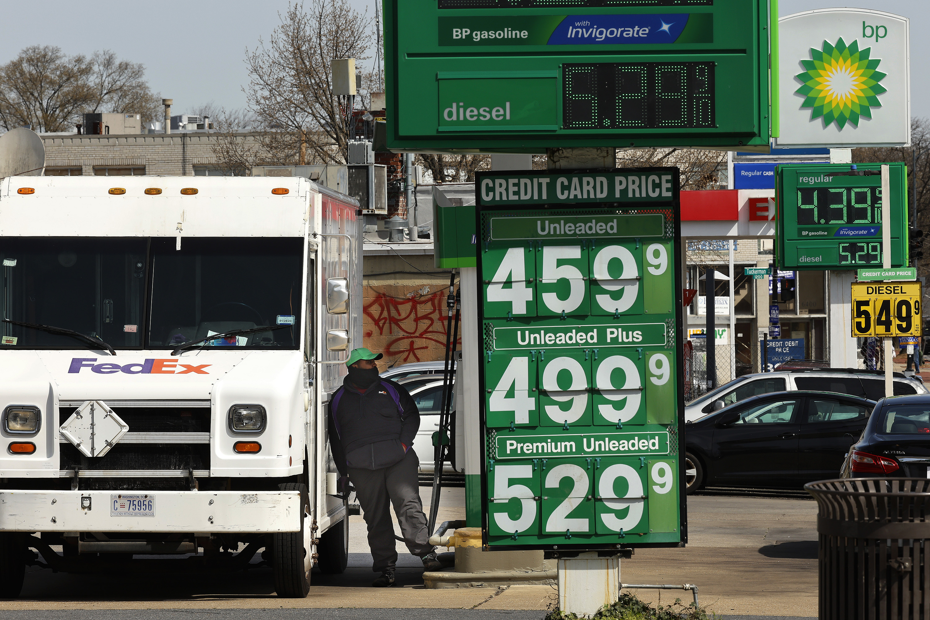 Julian Lee commentary: Governments should stop trying to make gasoline cheaper - Vimarsana News