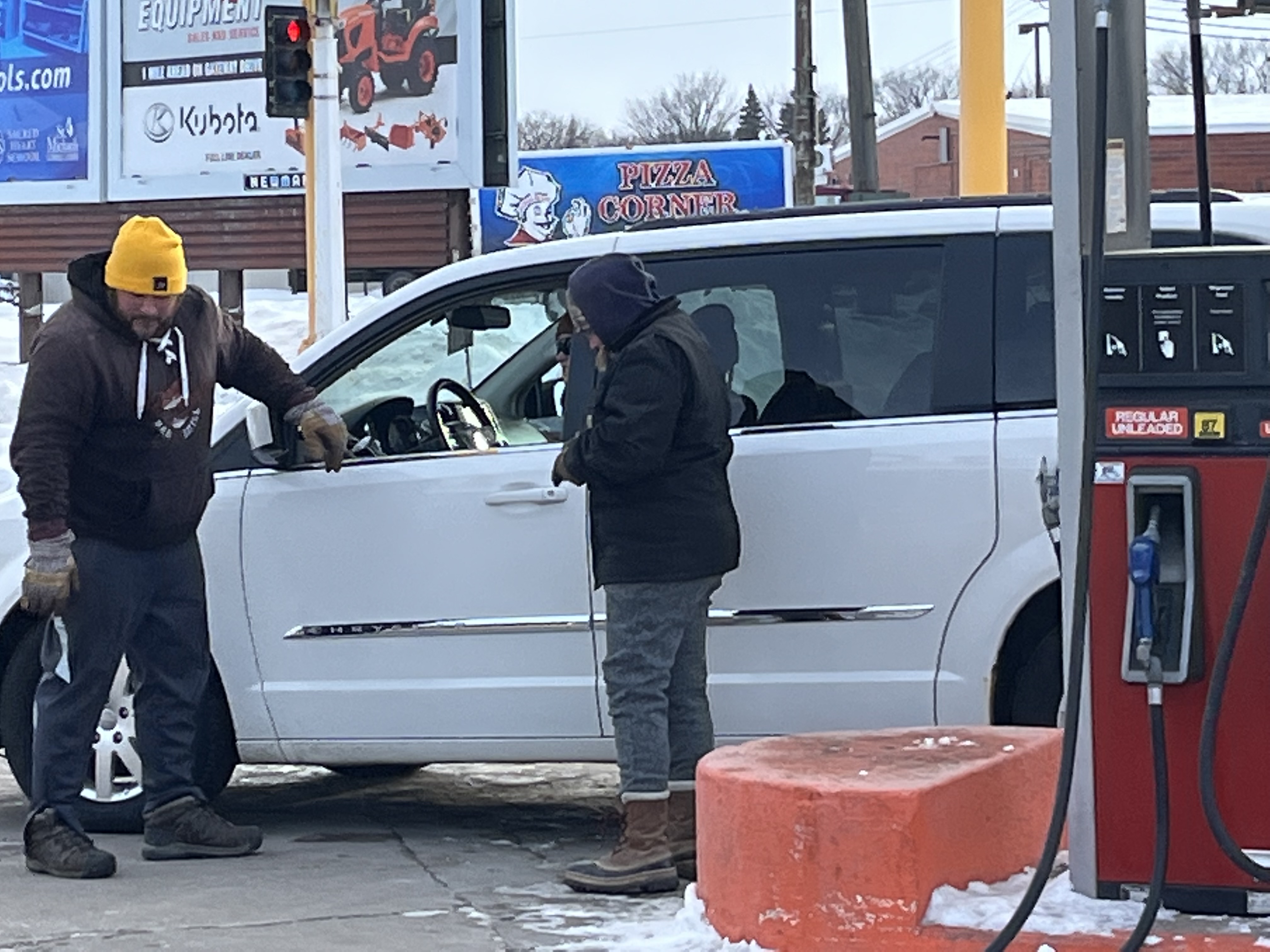 Outdoor workers brave the elements during Grand Forks' cold snap - Vimarsana News