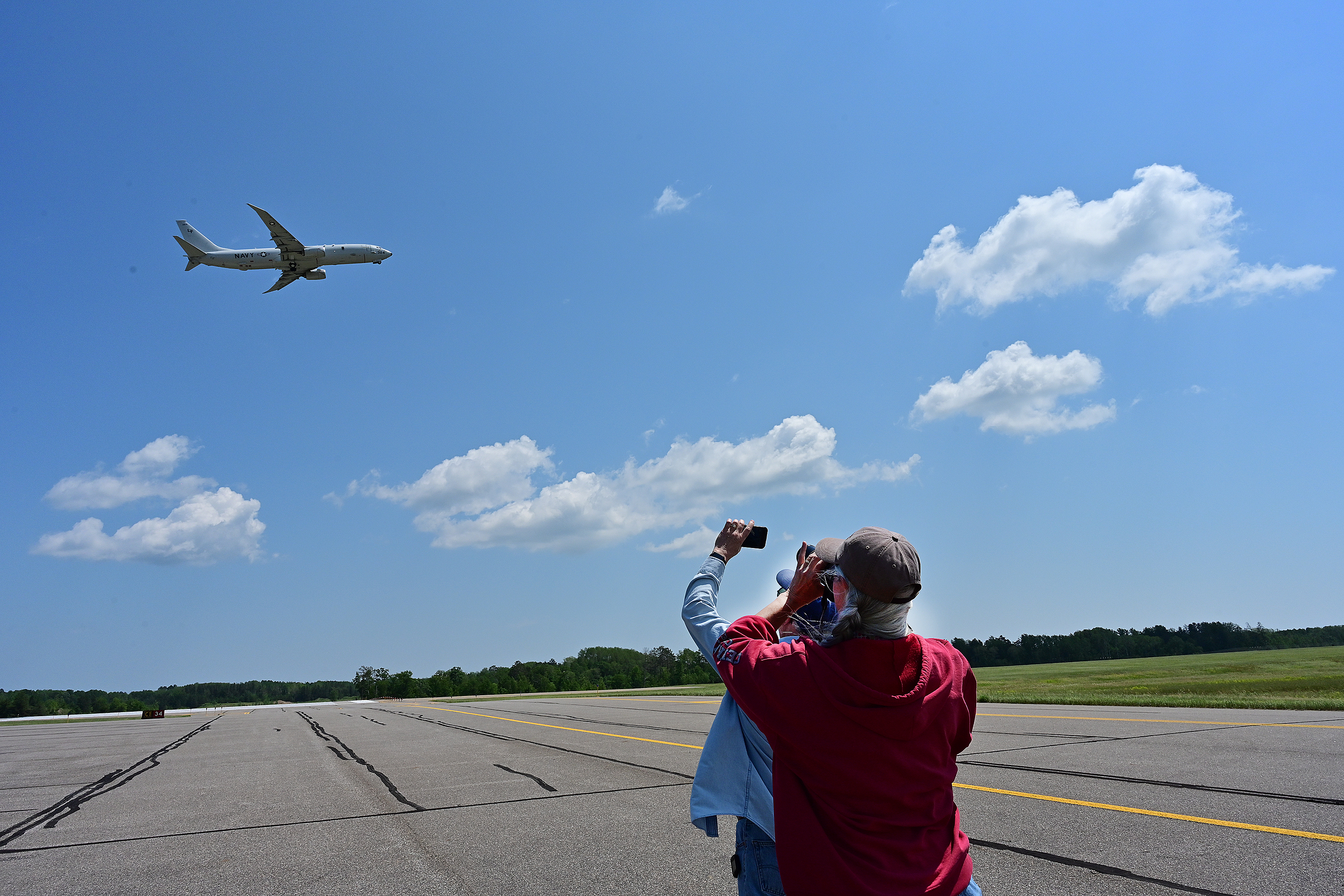 Navy pilot brings joy to aunt and uncle with Brainerd flyover - Vimarsana News