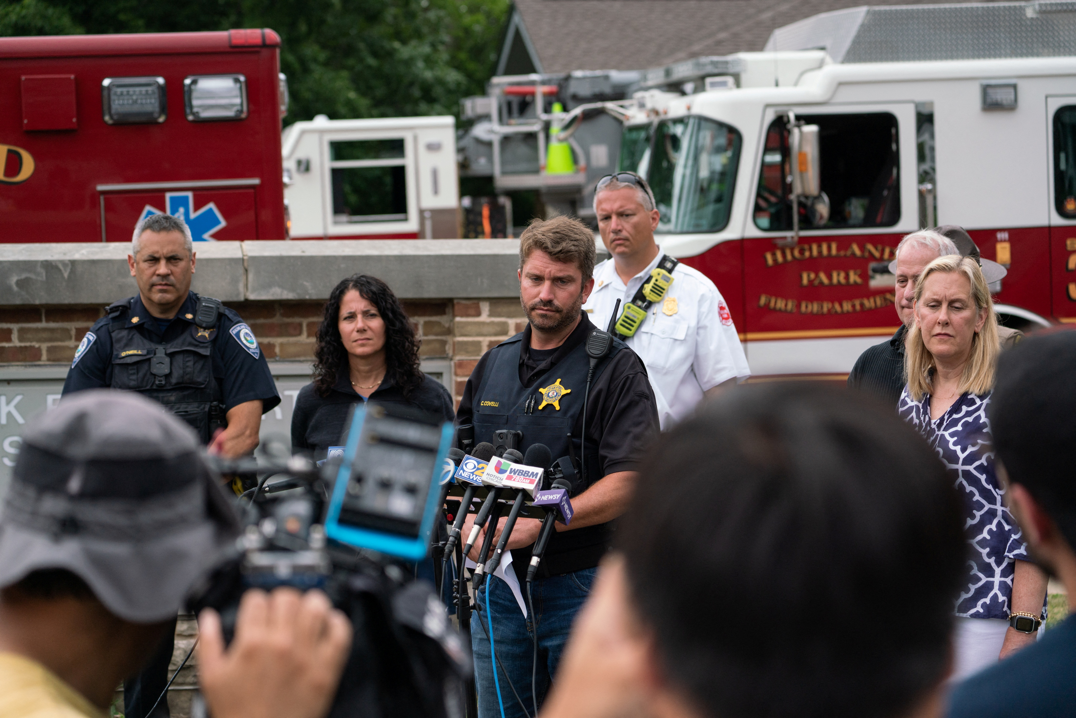 Gunman sought after killing 6 at July 4 parade in Chicago's Highland Park suburb - Vimarsana News