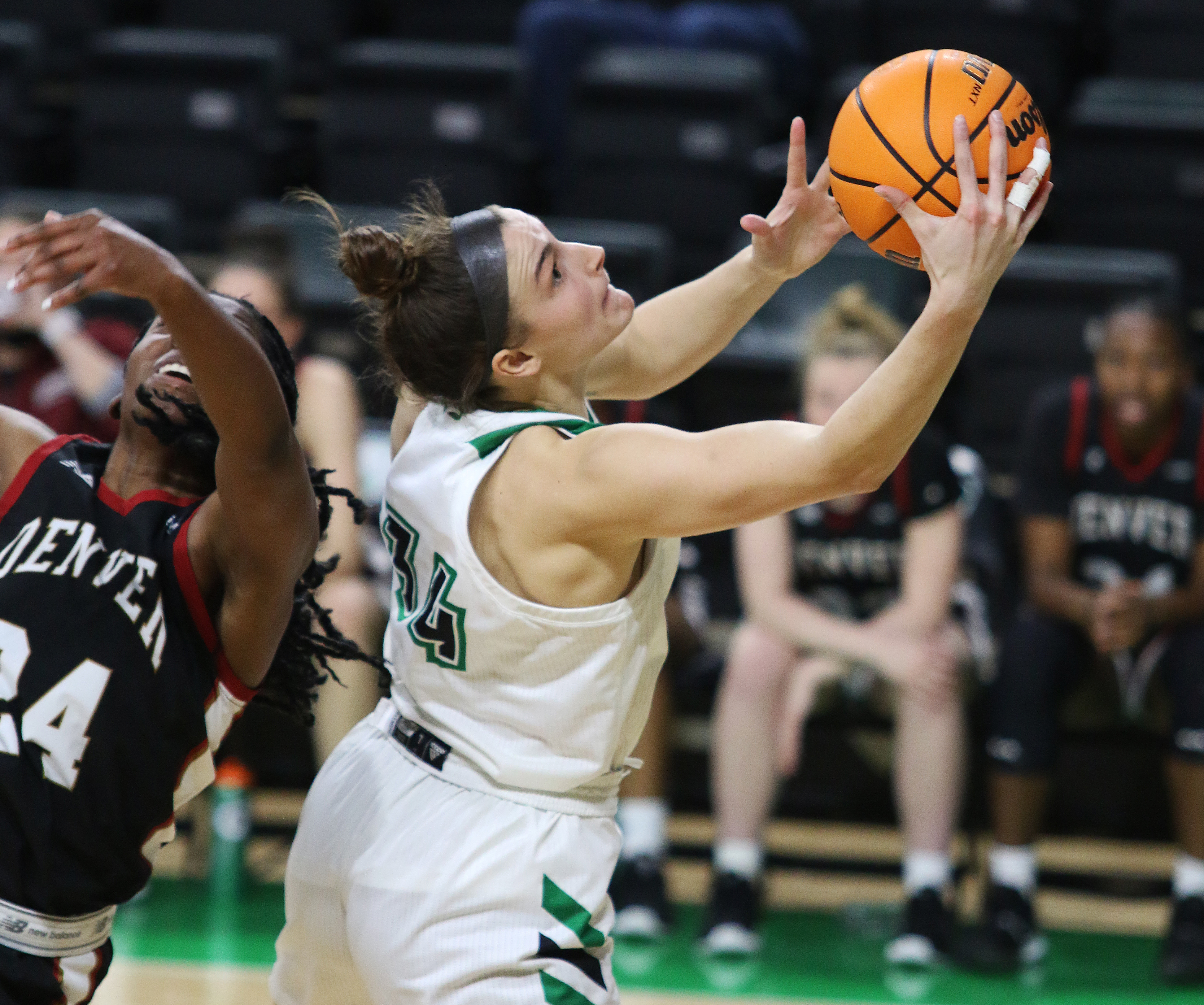Hawks down Denver, sweep Summit League weekend - Vimarsana News