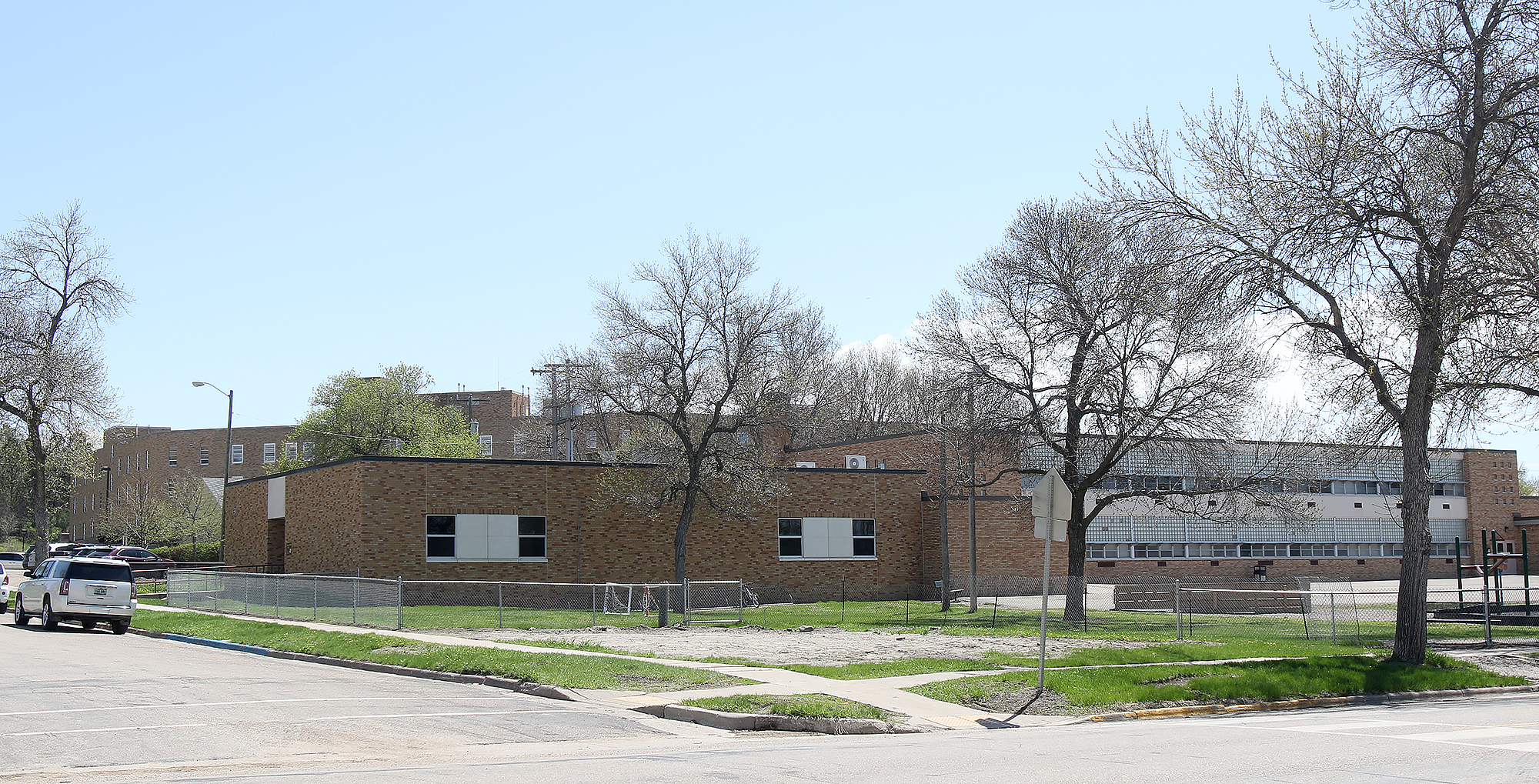 District to address parking around Lincoln Elementary School - Vimarsana News
