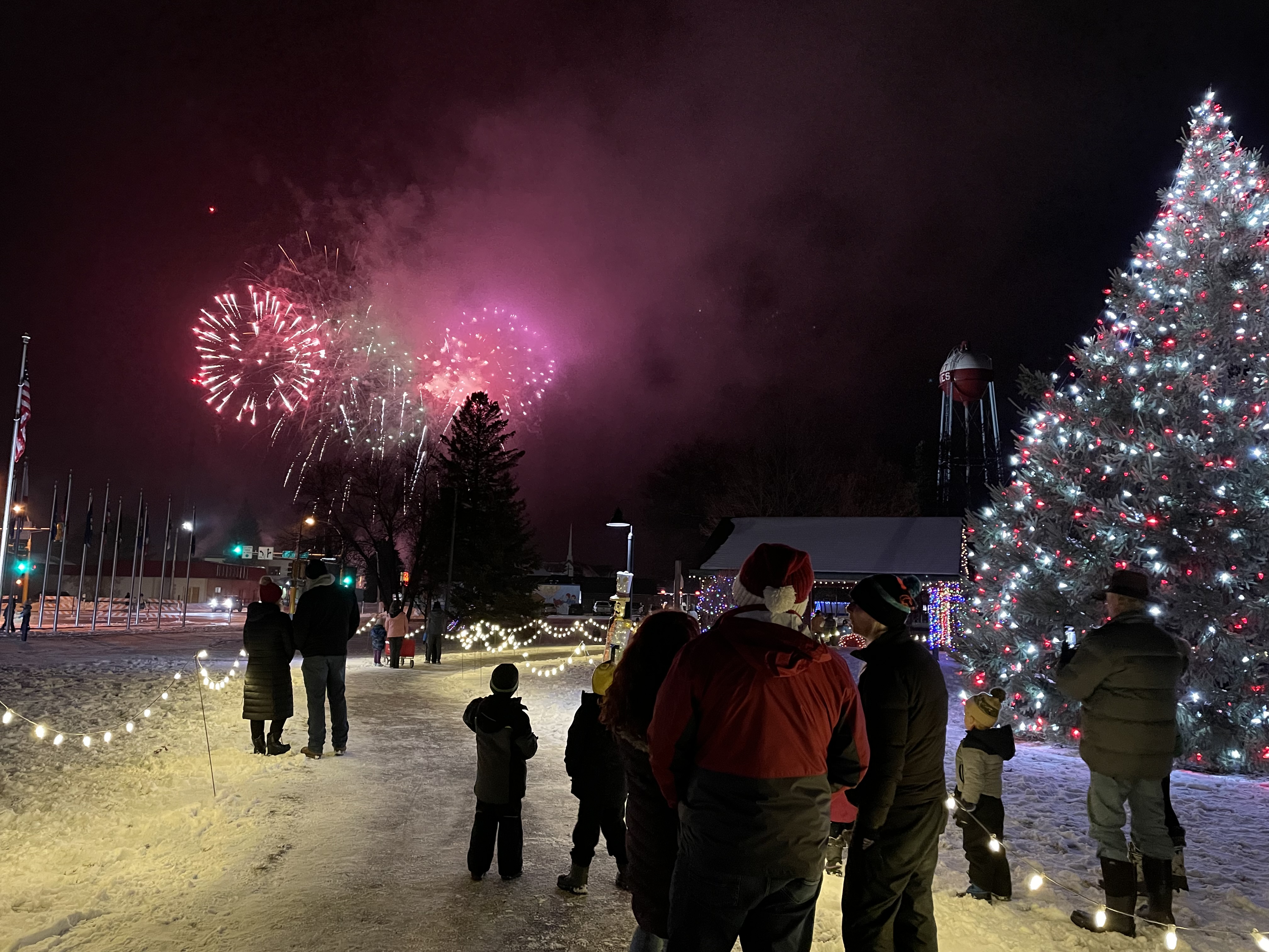 Pequot Lakes lights up park for Santa's Bobbin' Into Town - Vimarsana News