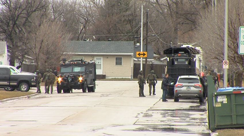 Fargo police detain 2 people after executing search warrant - Vimarsana News