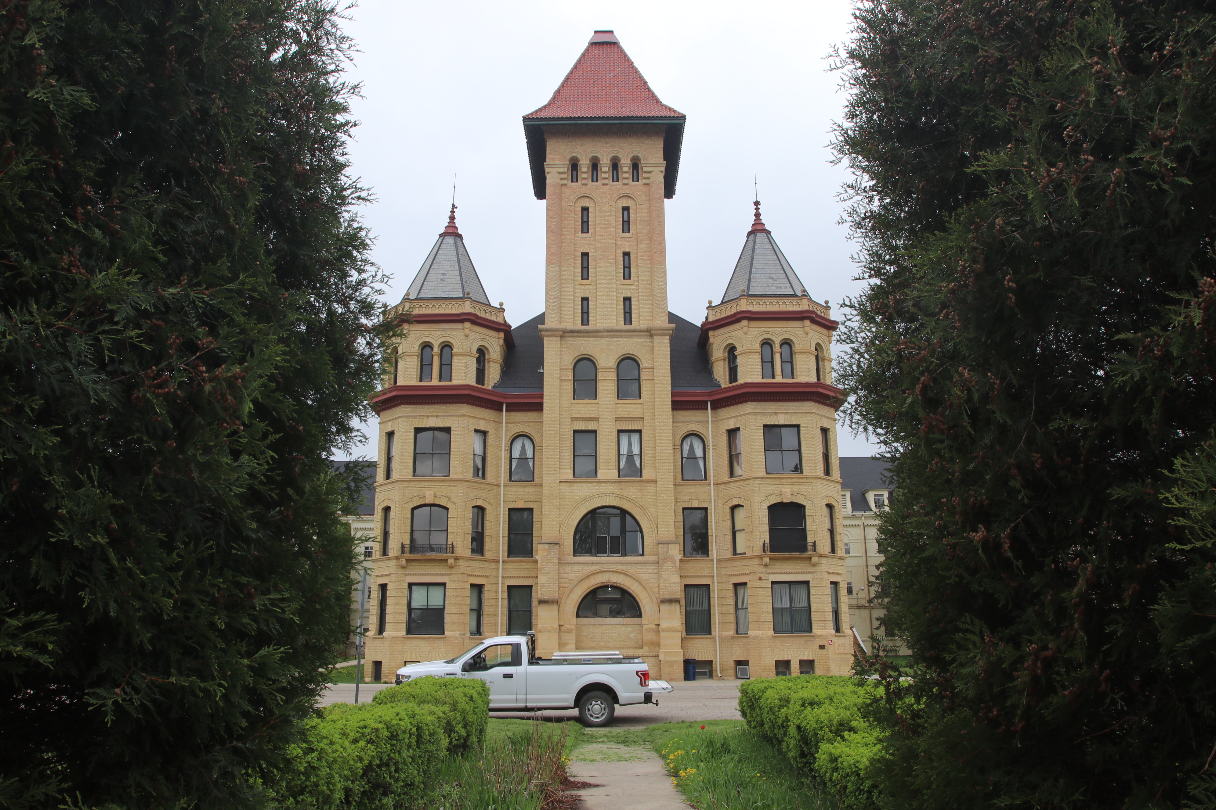 After 18 redevelopment attempts, fate of iconic Fergust Falls Kirkbride building uncertain - Vimarsana News