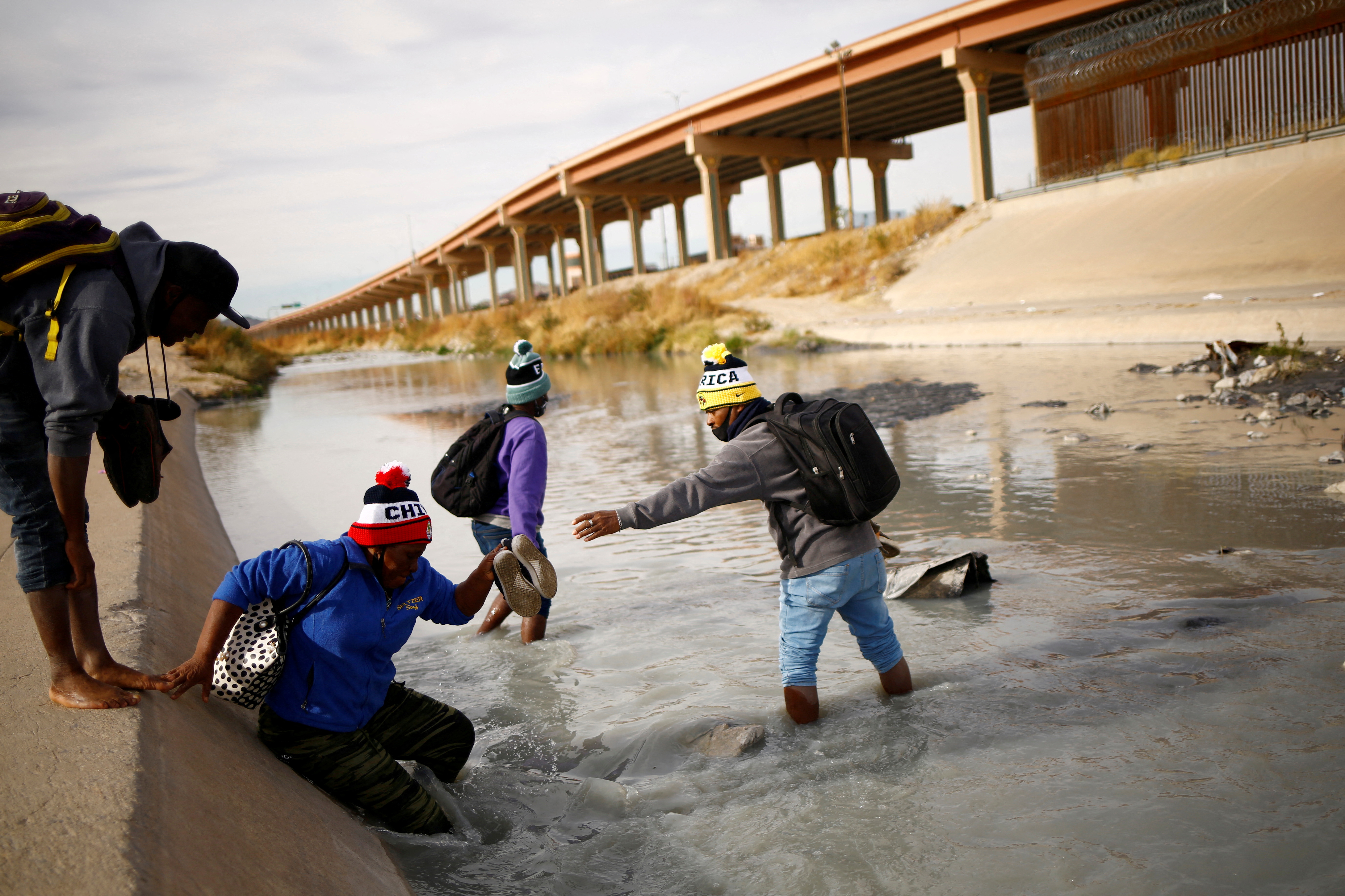 Hundreds of US-bound migrants set off in Honduras in first caravan of 2022 - Vimarsana News