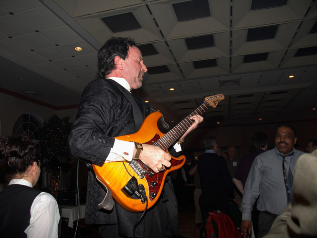 Pine Island medical benefit to boost musician who lost 8 fingertips - Vimarsana News