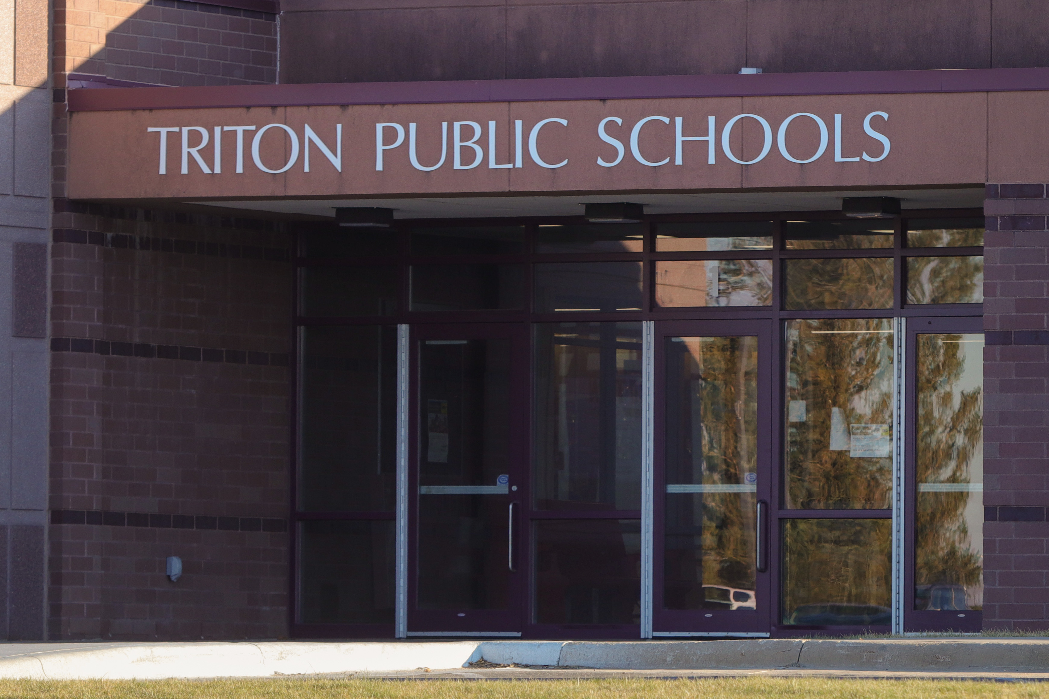 Dodge Center teacher receives stayed suspension after he pushed a student who sprayed hot sparks at him - Vimarsana News