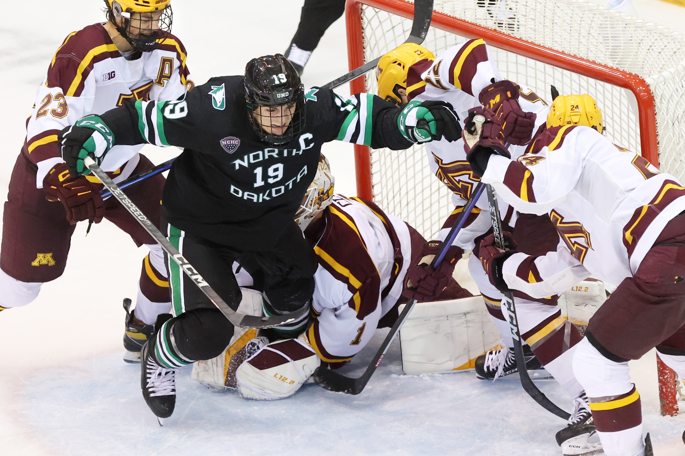 Mark Senden's overtime goal lifts UND past Minnesota in wild series finale - Vimarsana News