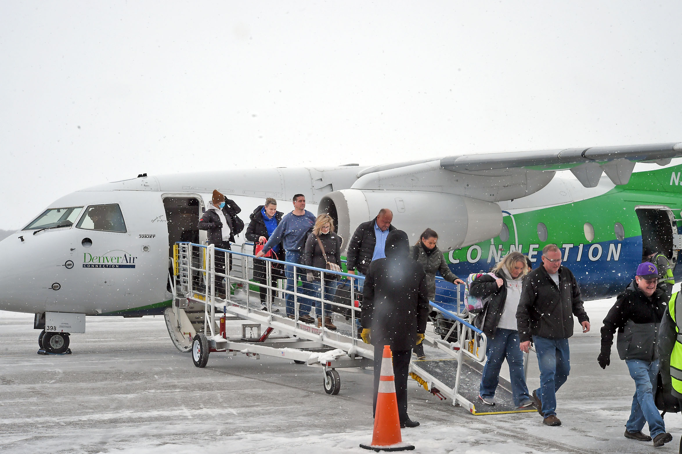 Thief River Falls Airport celebrates 8,000 passenger enplanements for 2022 - Vimarsana News