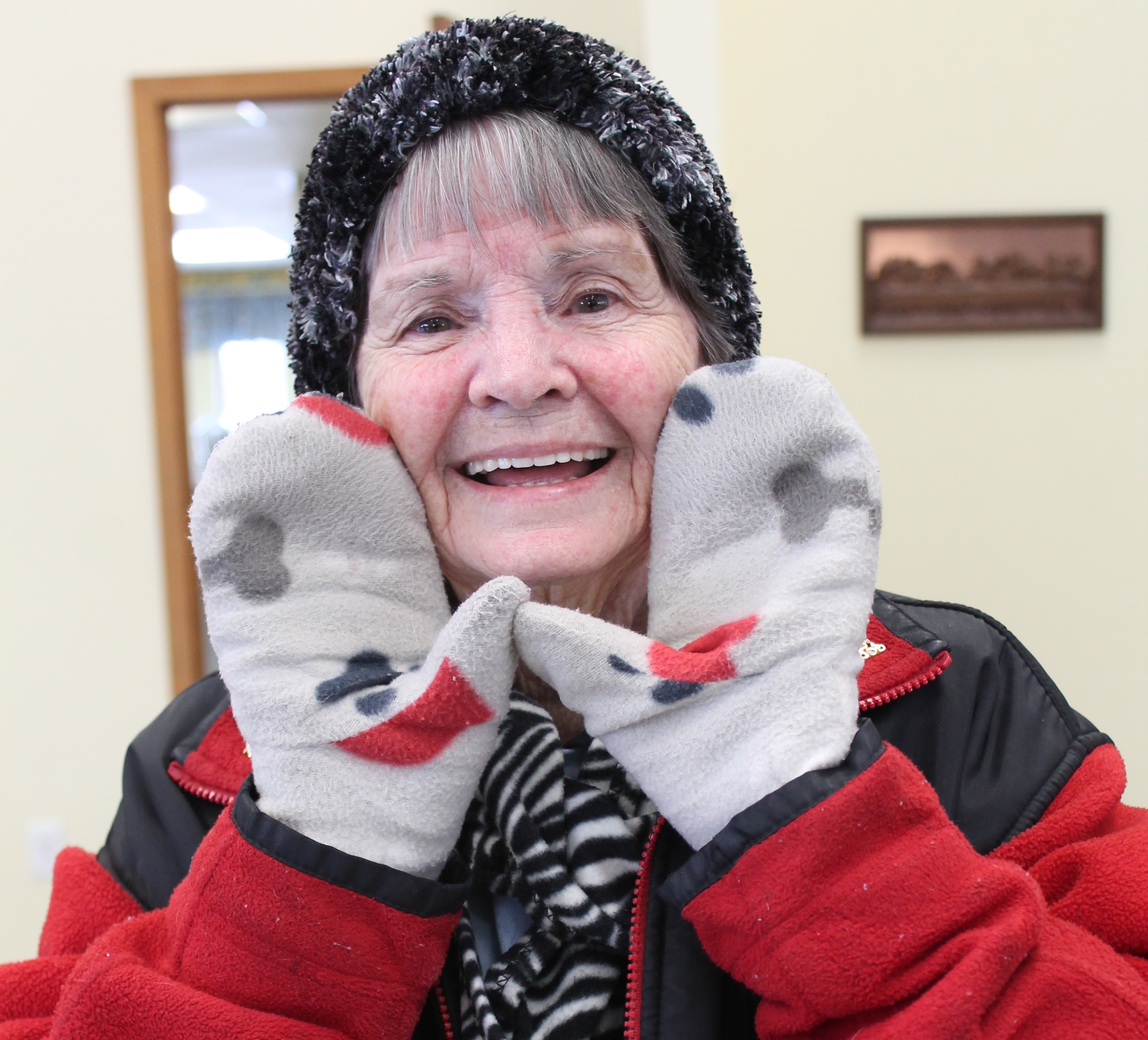 'Mitten angel' warms community with donations - Vimarsana News