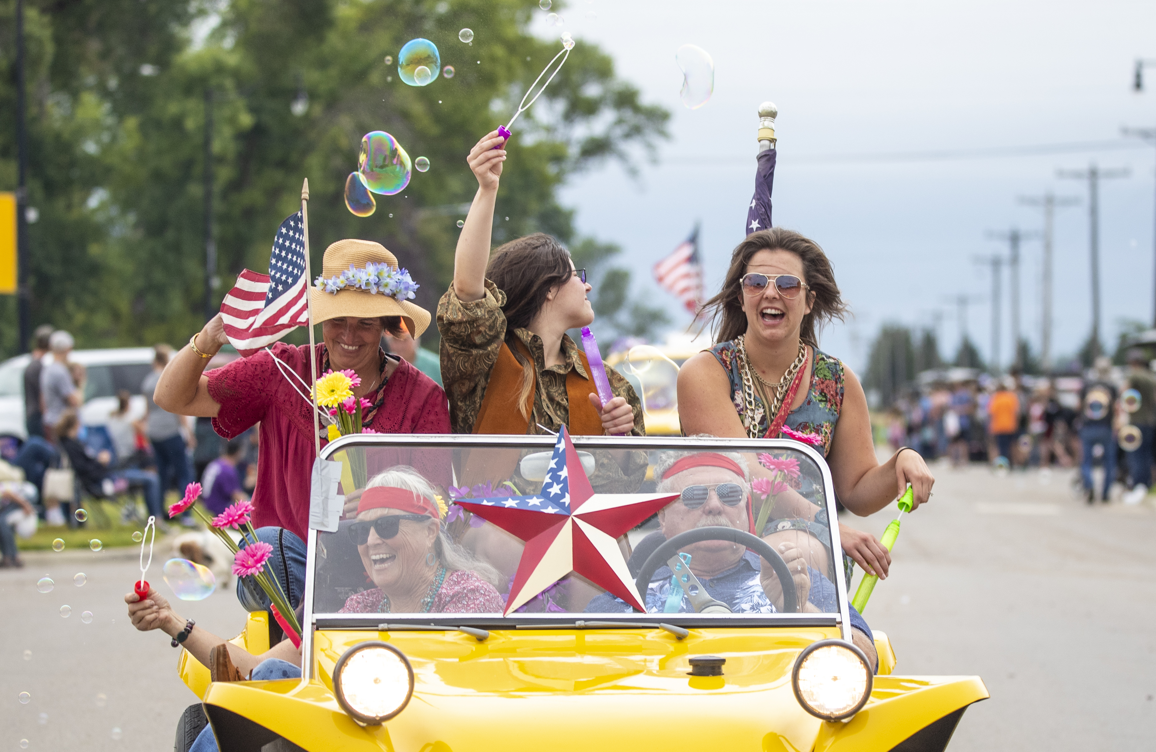 PHOTOS: Lake Lillian lights up for Fun Days parade - Vimarsana News