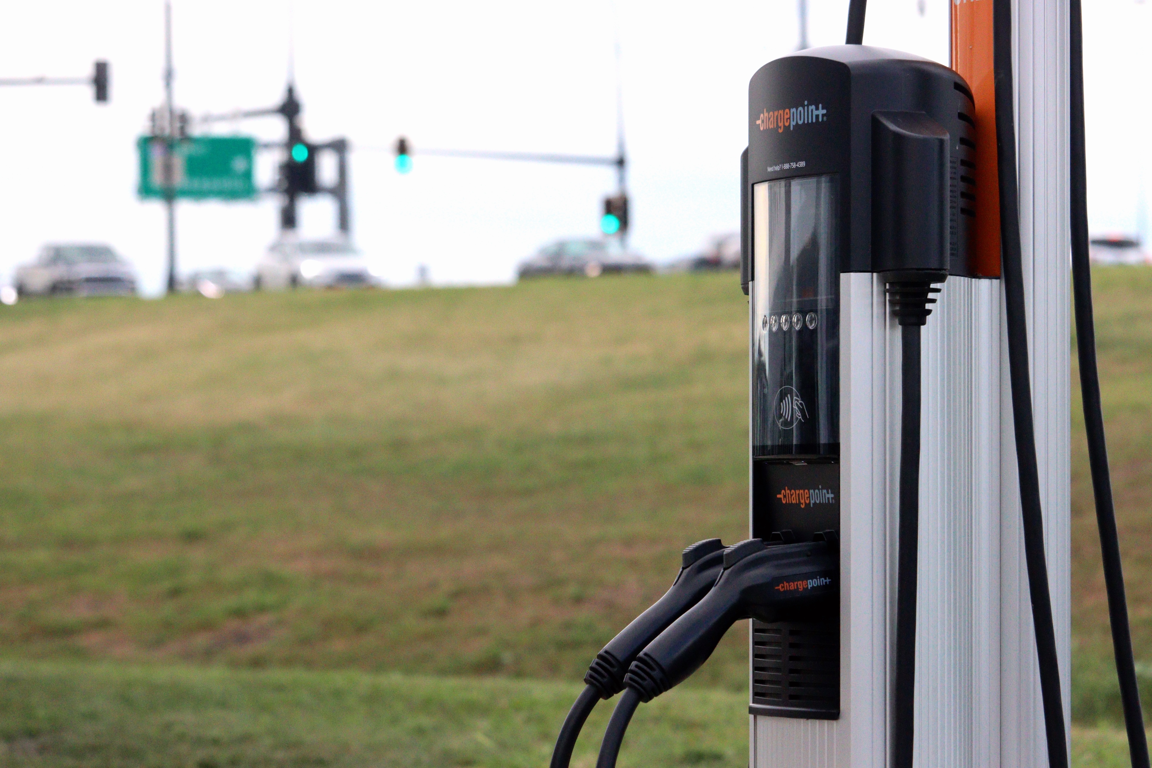 Group pushes for requiring electric vehicle chargers at Fargo apartments - Vimarsana News
