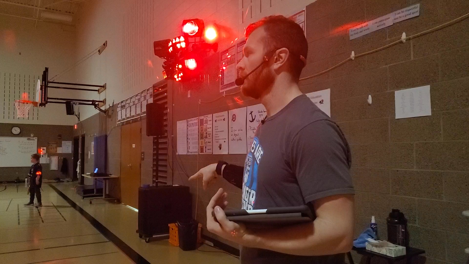 Fargo PE teacher uses his DJ lights to calm the class - Vimarsana News