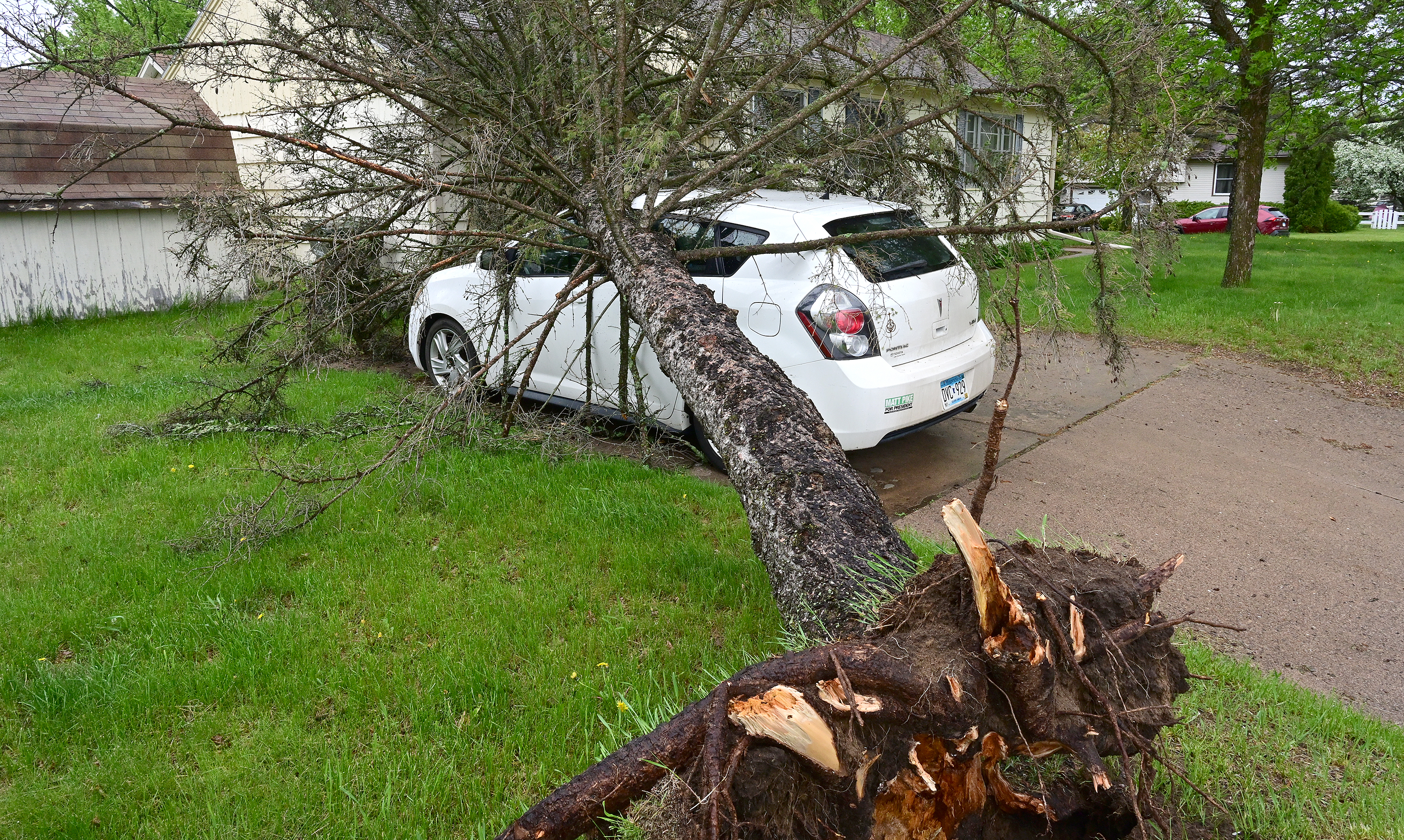 Damaging storms leave thousands without power - Vimarsana News