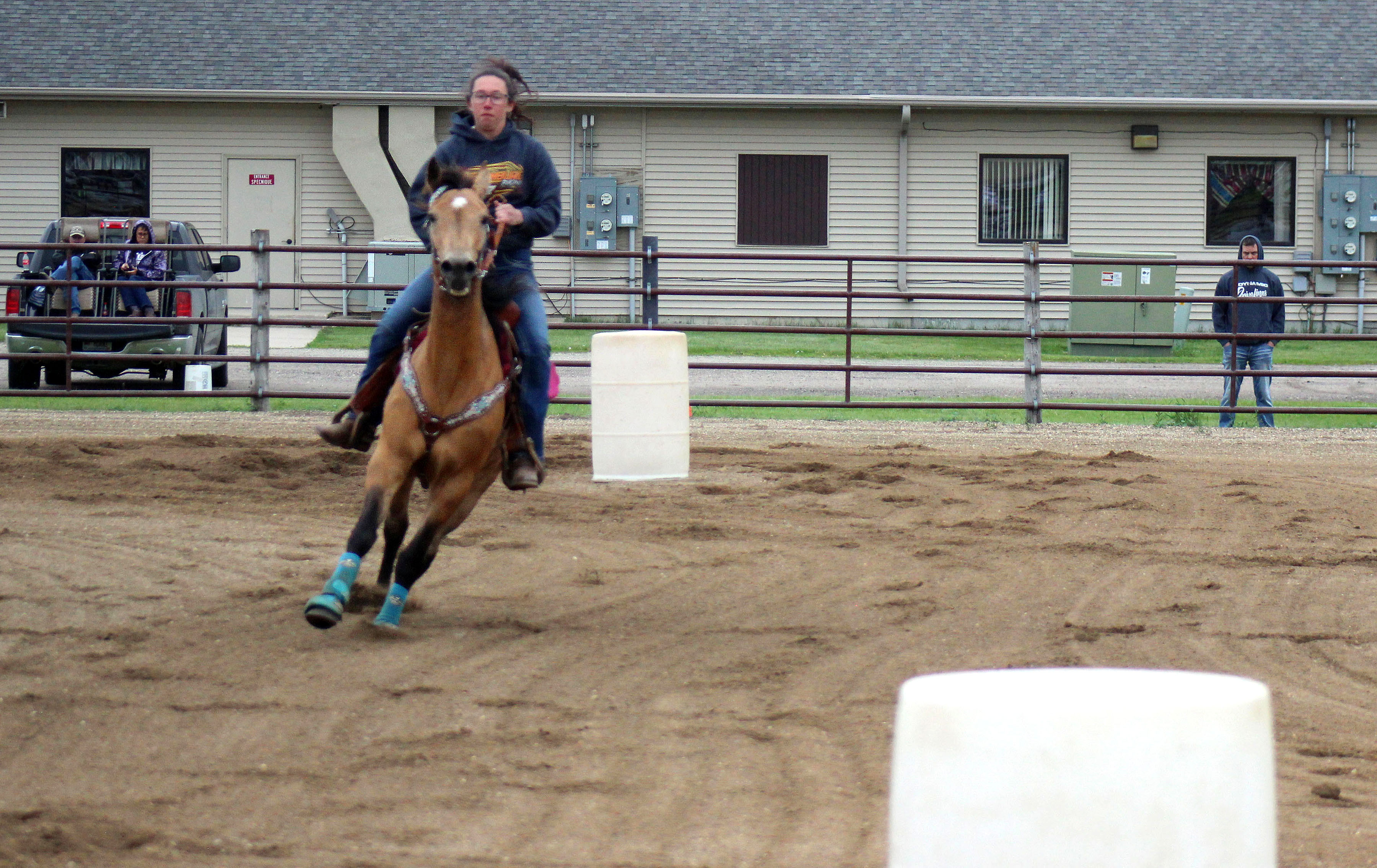 Barrel racers show agility and skill as high-speed horse competition returns to Worthington - Vimarsana News