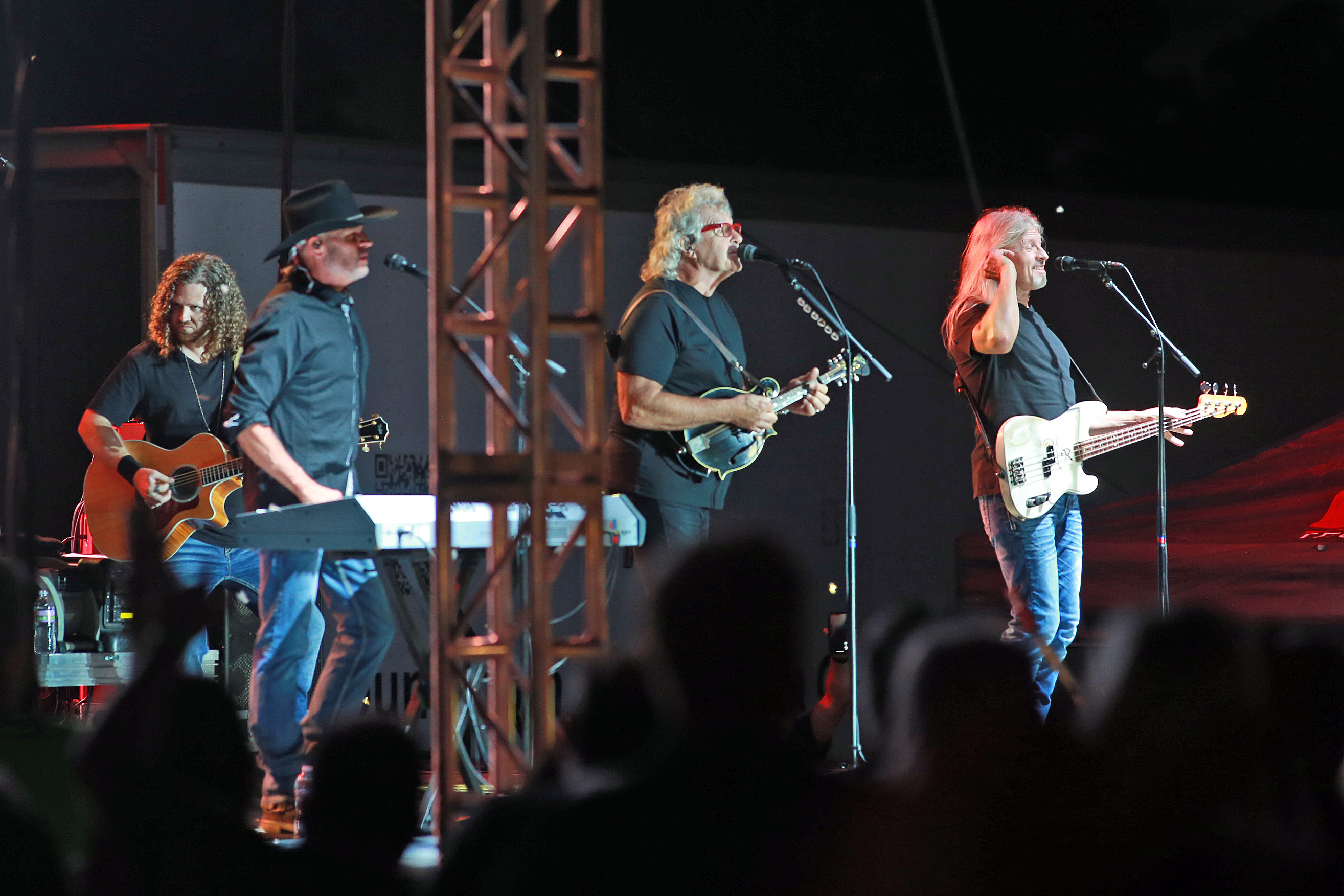 BlackHawk brings the '90s back to East Grand Forks at first night of Happy Harry's Rockin' Up North Fest - Grand Forks Herald - Vimarsana News
