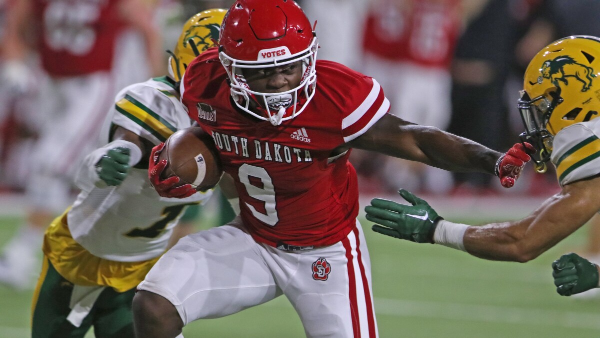After scoring against UND two years in a row, South Dakota wide receiver elects to transfer to Fighting Hawks - Vimarsana News