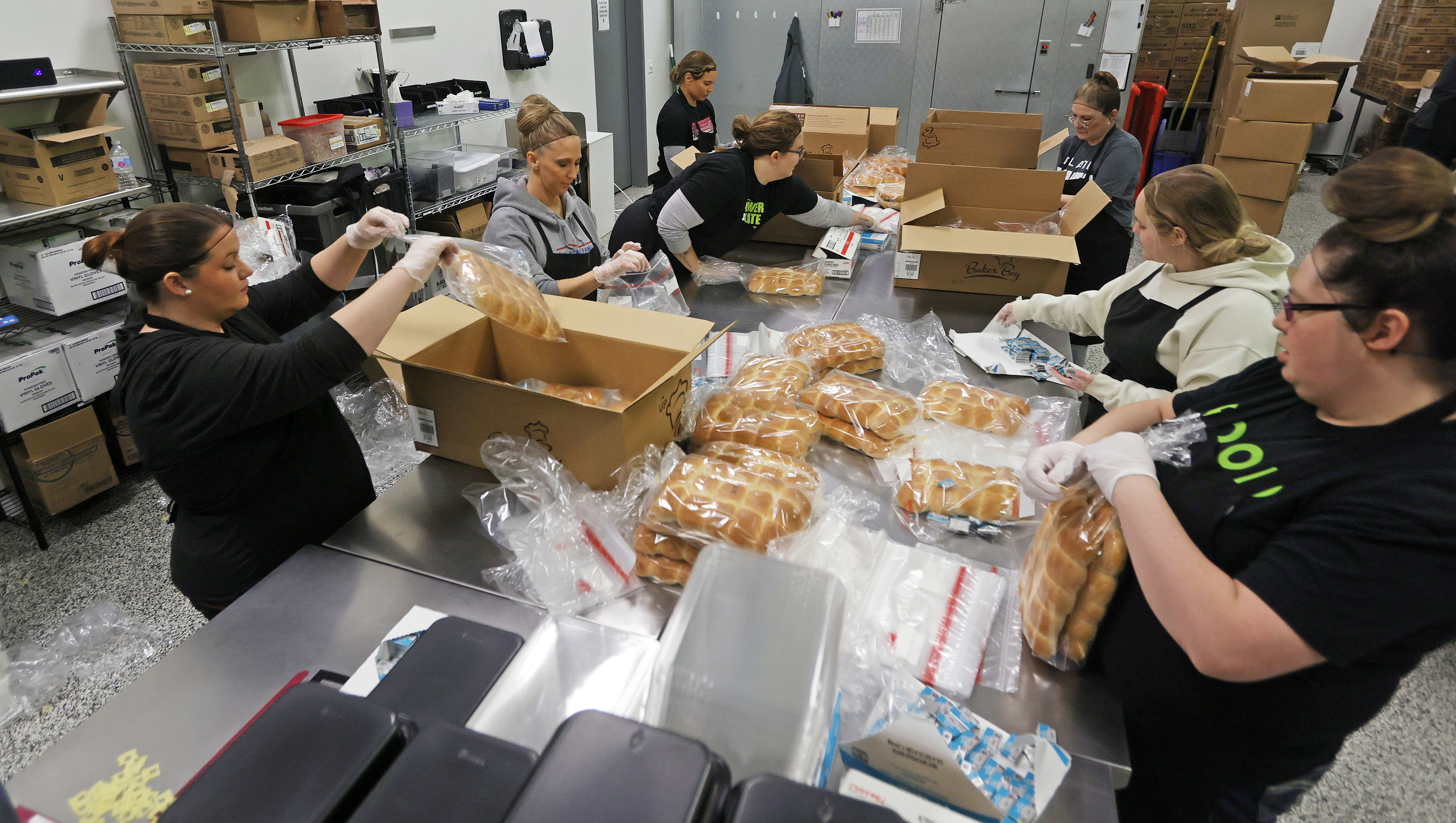 Fargo, West Fargo businesses making 1,400 holiday meals for area families in need - Vimarsana News