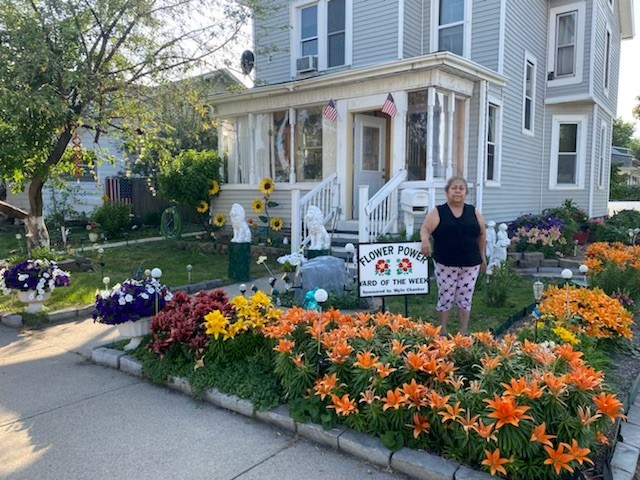 Flower Power Yard of the Week is on Fifth Avenue - Vimarsana News