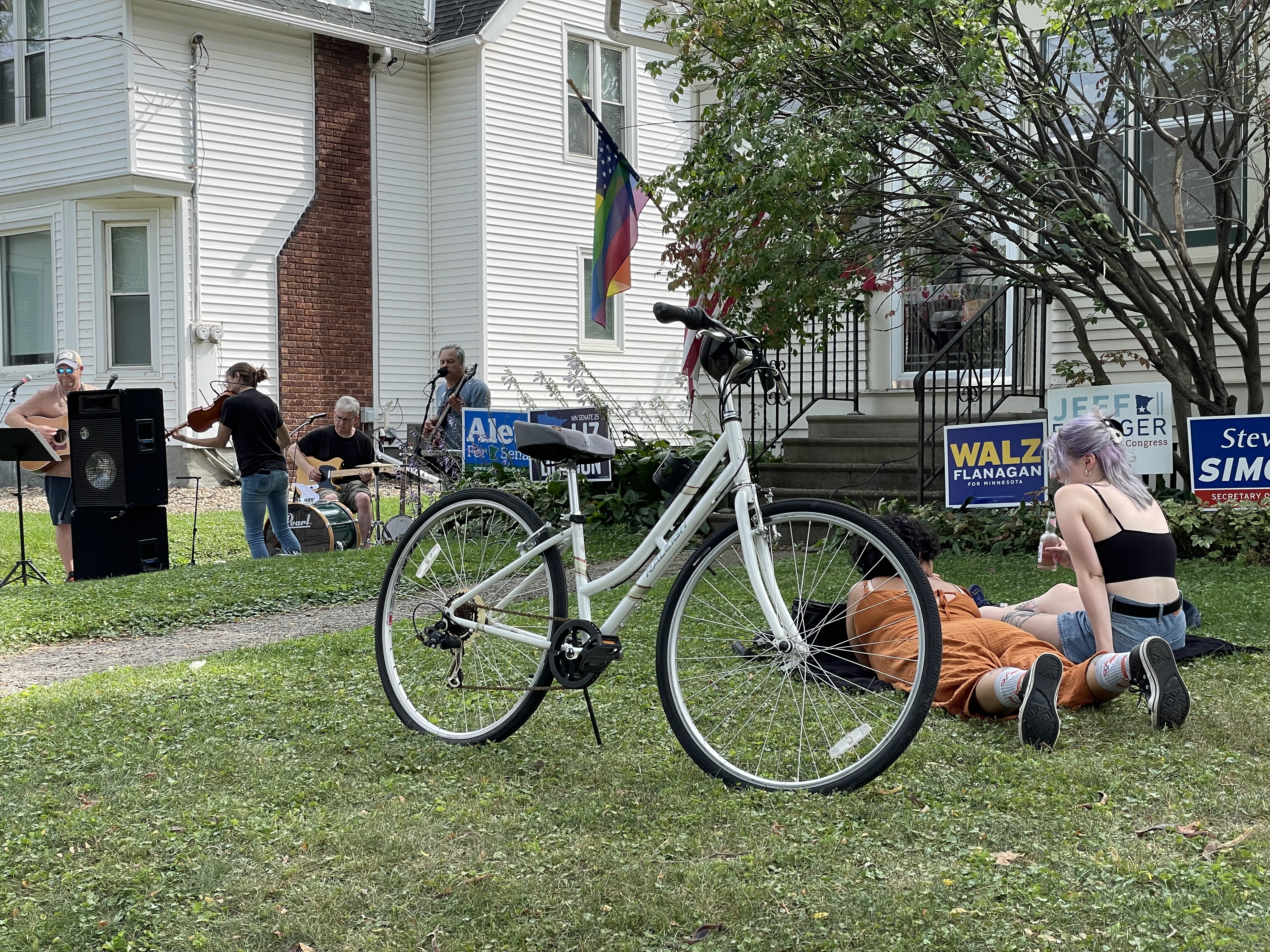 Local Rochester bands play during Porchfest in Kutzky Park - Vimarsana News