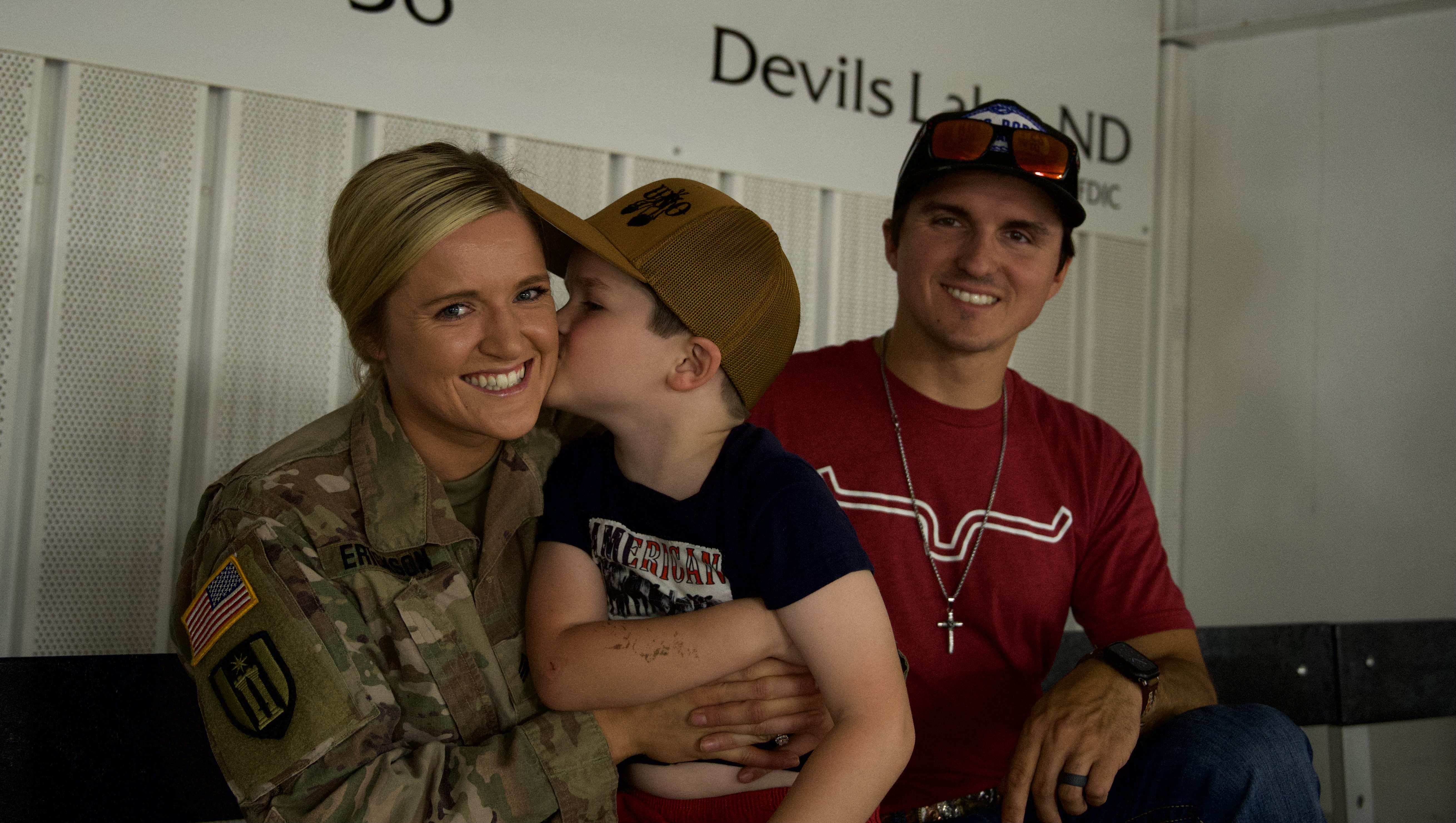 Community gathers to welcome home guard engineers after overseas service - Vimarsana News