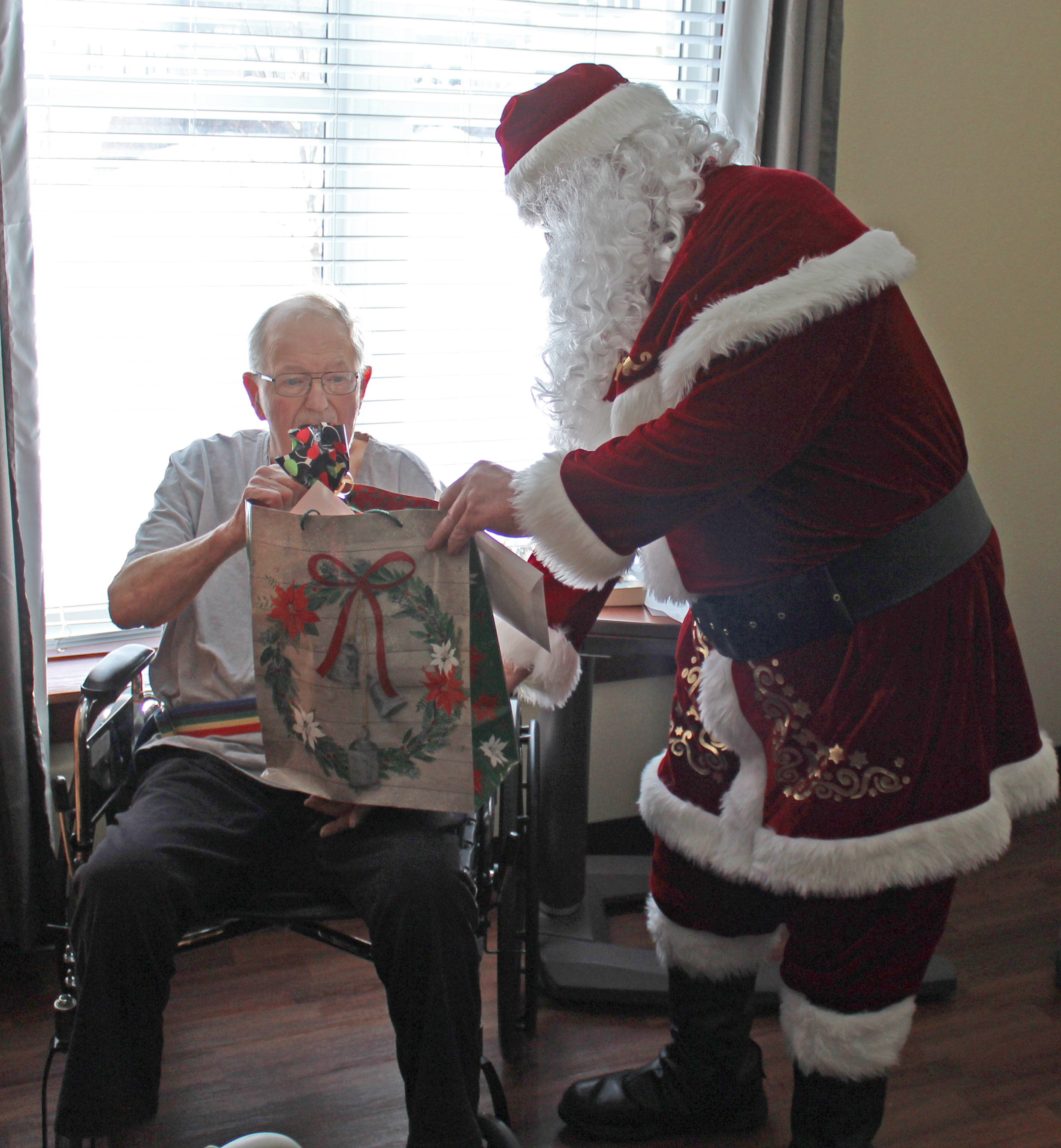 Santa swings through town - Vimarsana News