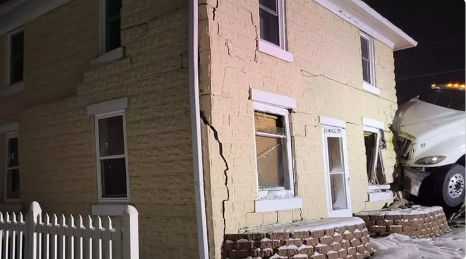 Hokah family displaced after semi crashes into home - Vimarsana News