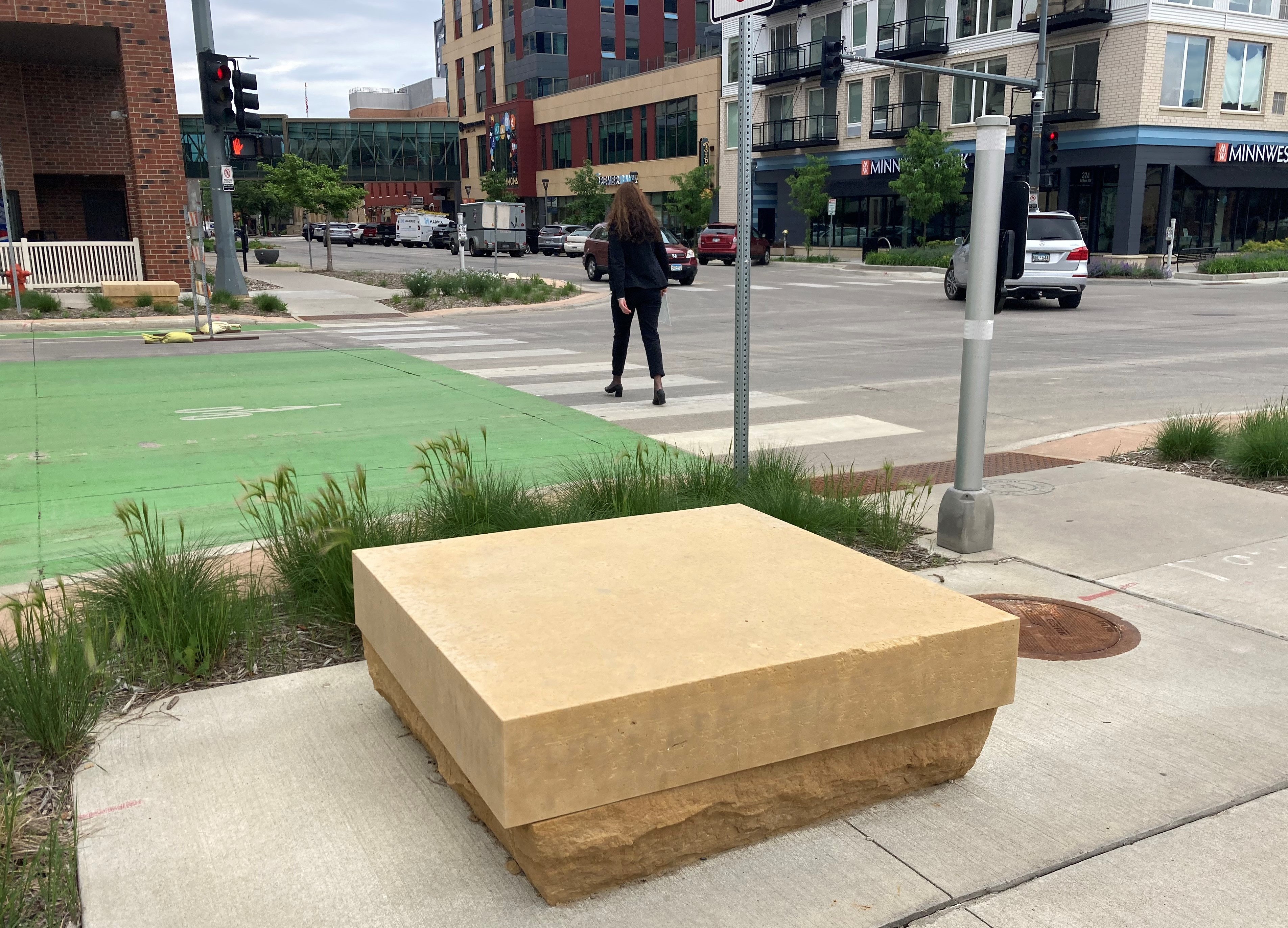 What goes on the structures added at intersections with Fourth Street Southwest reconstruction? - Vimarsana News