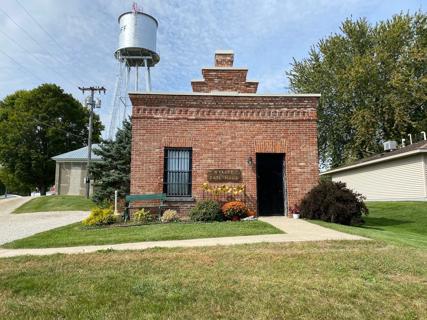 Historic Wykoff Jail Haus has travelers lining up to spend a night behind bars - Vimarsana News