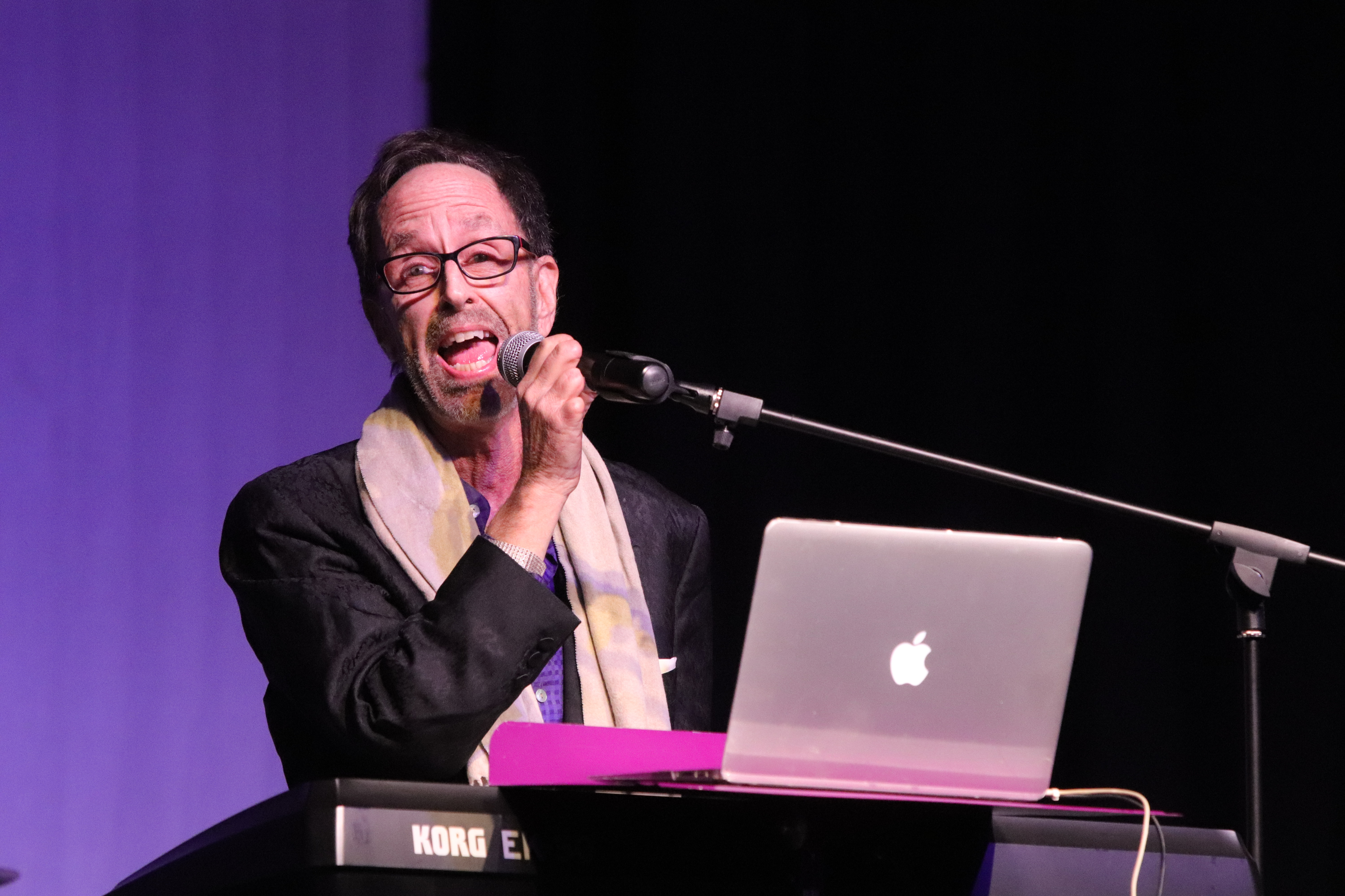 The show goes on: Jeff Diamond sings in Pine Island after losing multiple fingertips to COVID - Vimarsana News