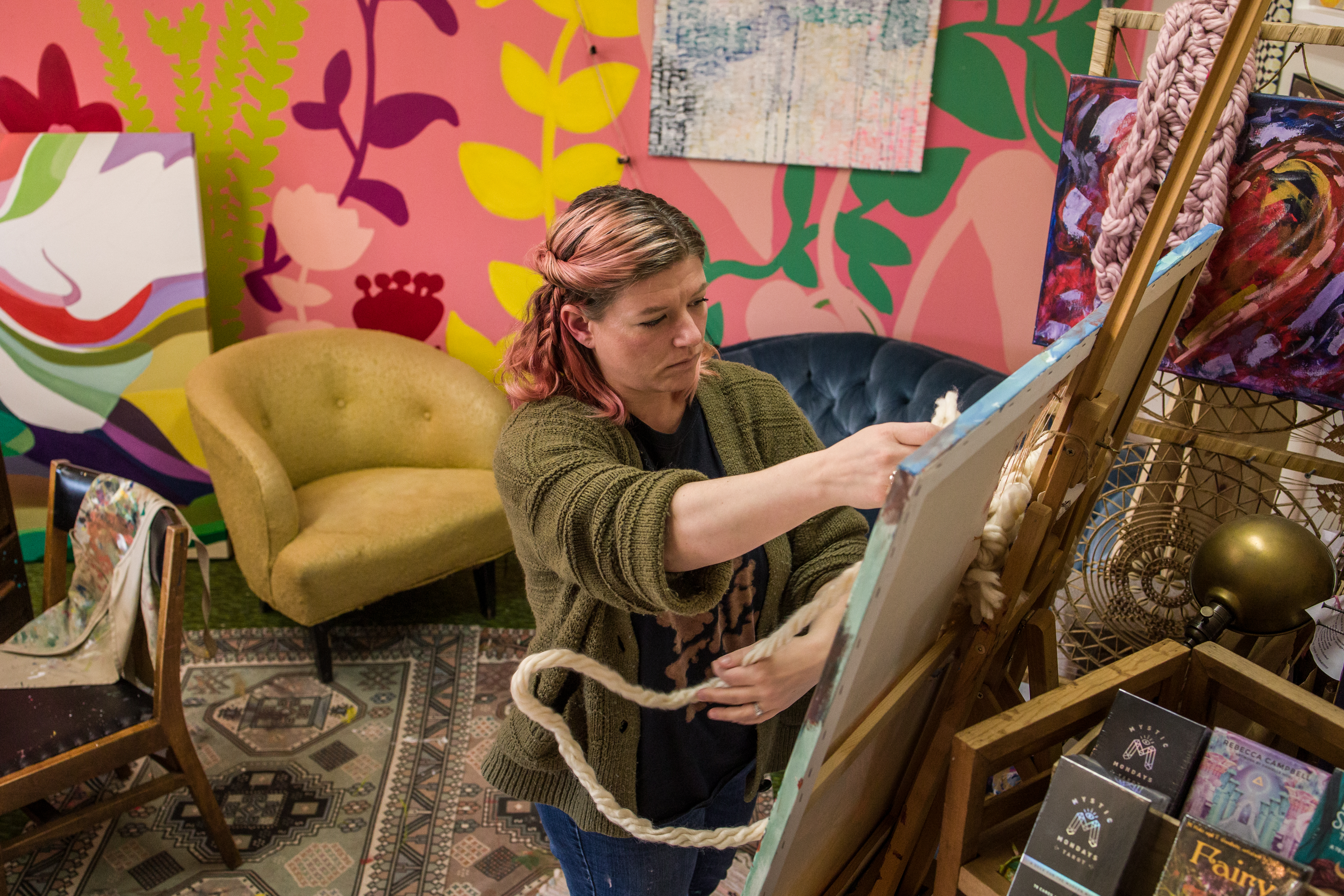 Holes make artist whole again - Vimarsana News
