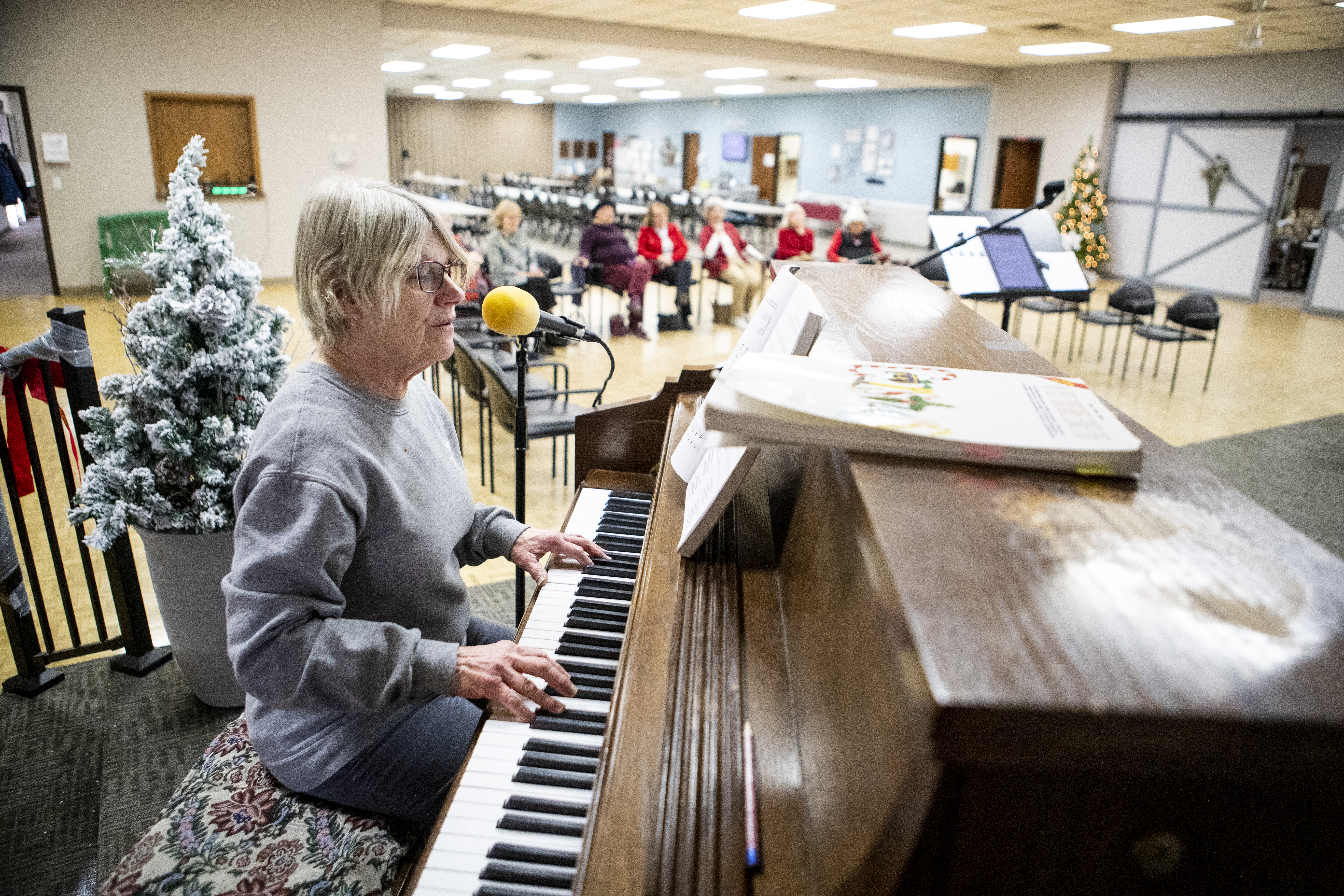 PHOTOS: Group gathers to share memories, sing Christmas carols at Willmar Community Center - Vimarsana News