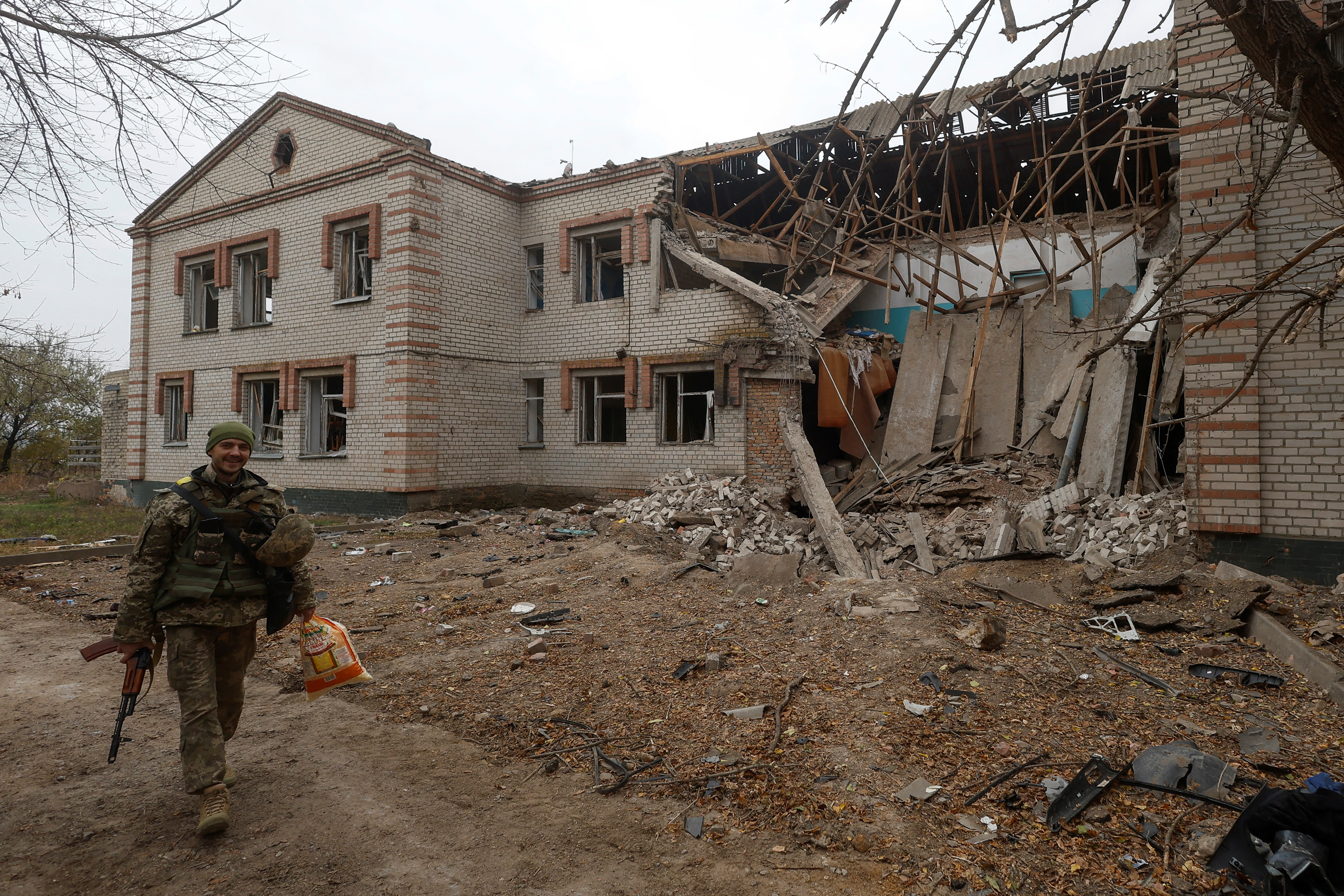 Ukrainians advance, front falls silent after Russia orders retreat - Vimarsana News