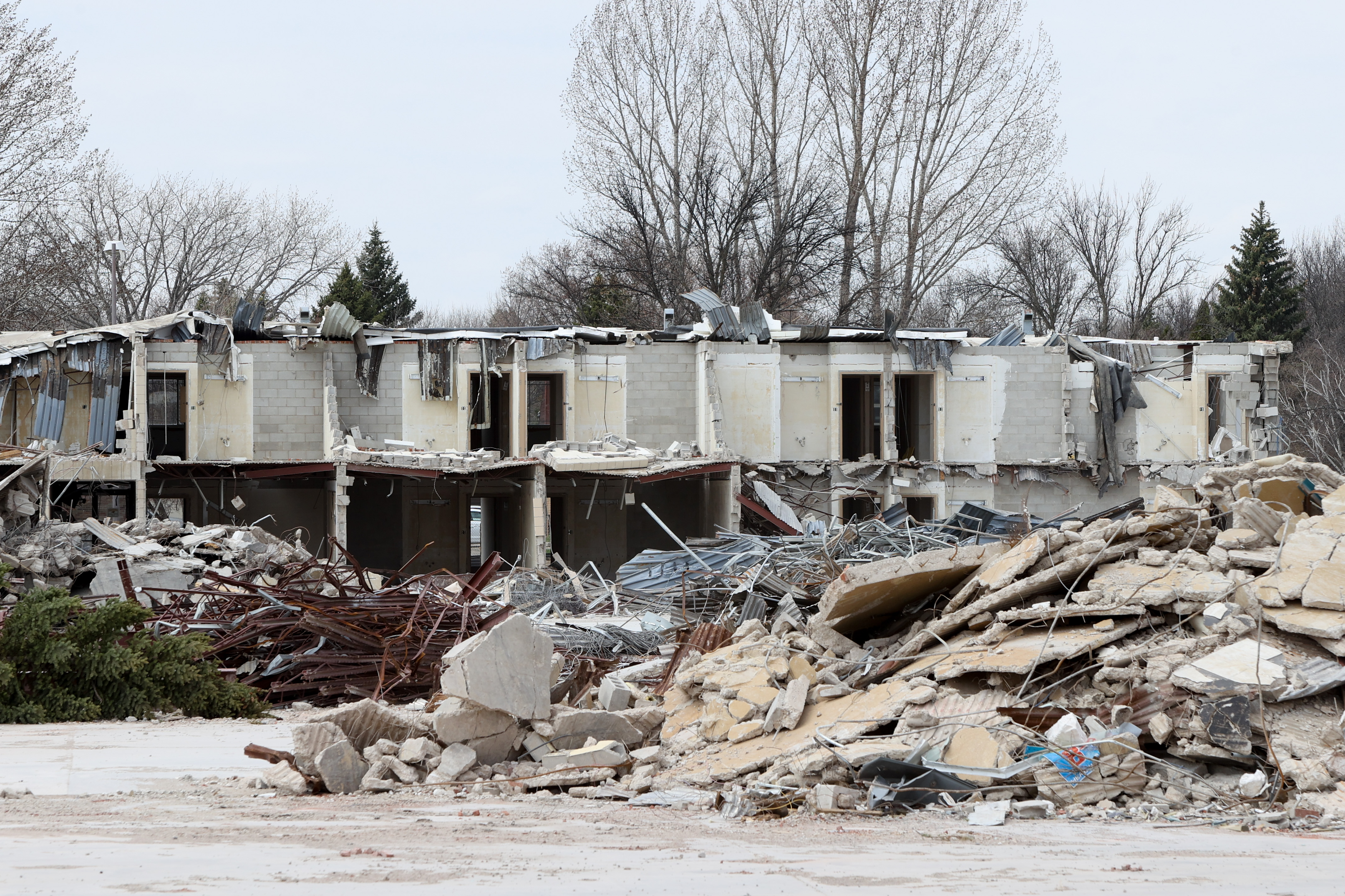 South Moorhead Days Inn and Courtney's Comedy Club demolition to make way for Compass Apartments - Vimarsana News