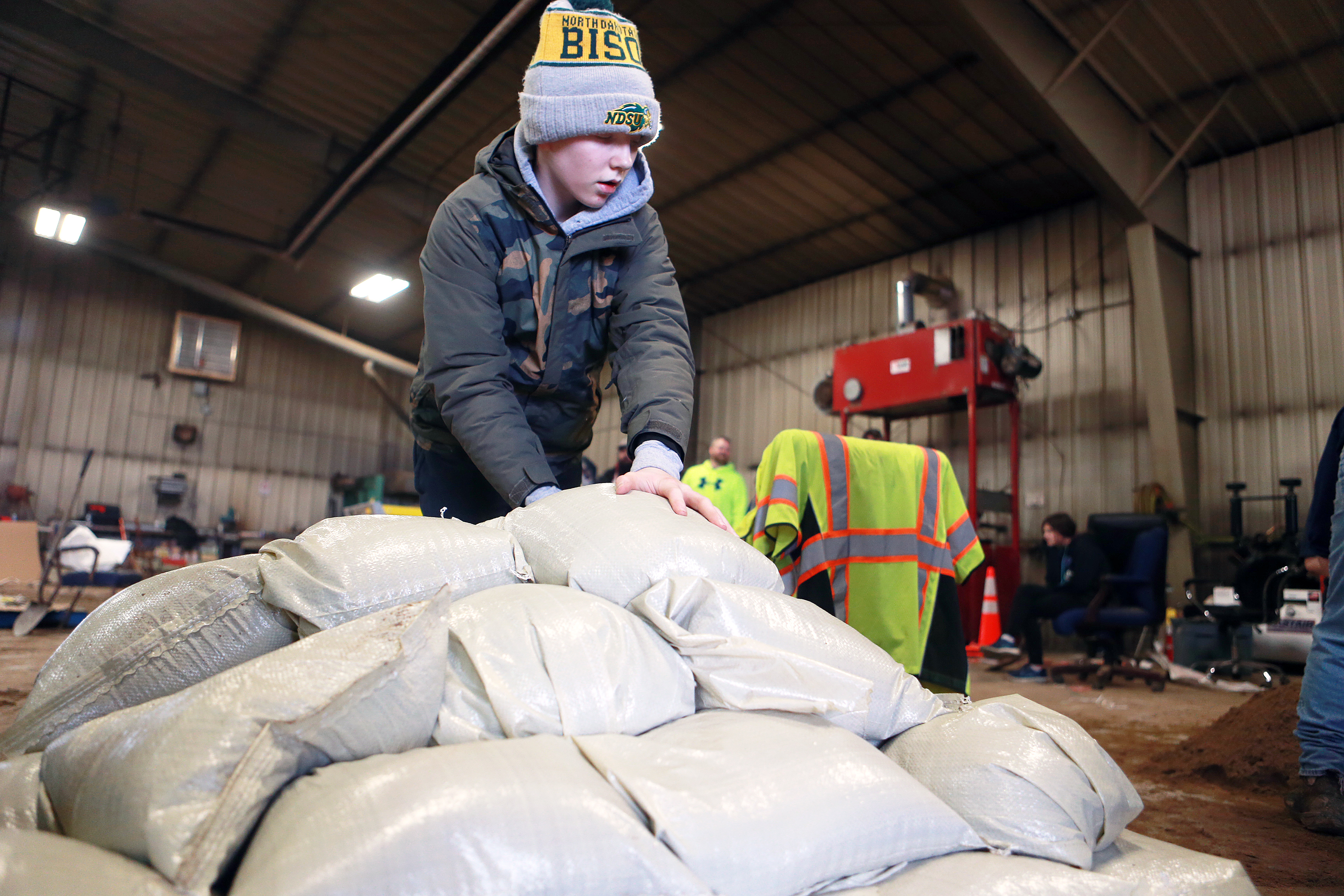 Volunteers help with sandbagging efforts as Tongue River rises in Cavalier - Vimarsana News