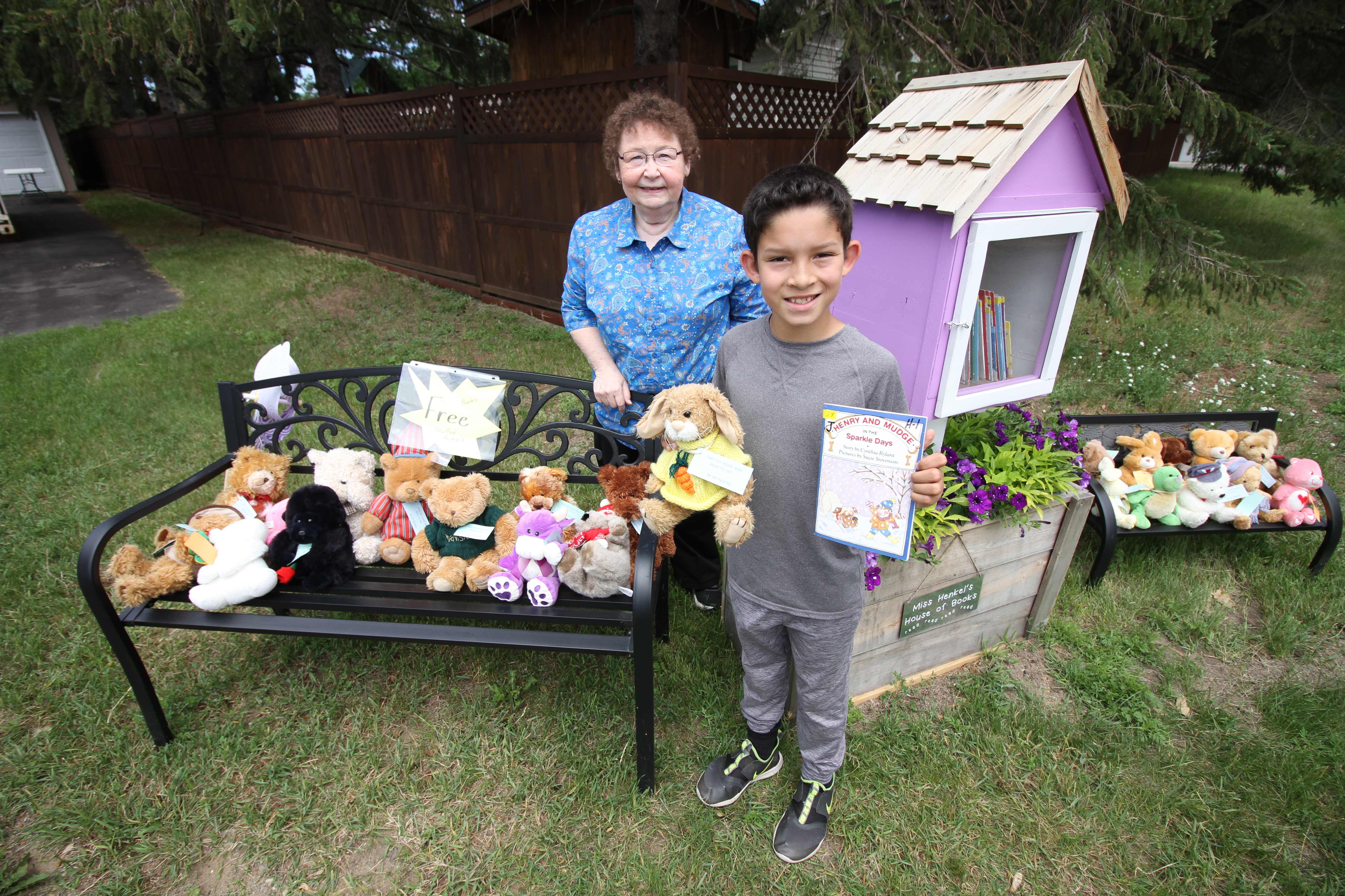 Pine River-Backus teacher adds stuffed animals to her free book program - Vimarsana News