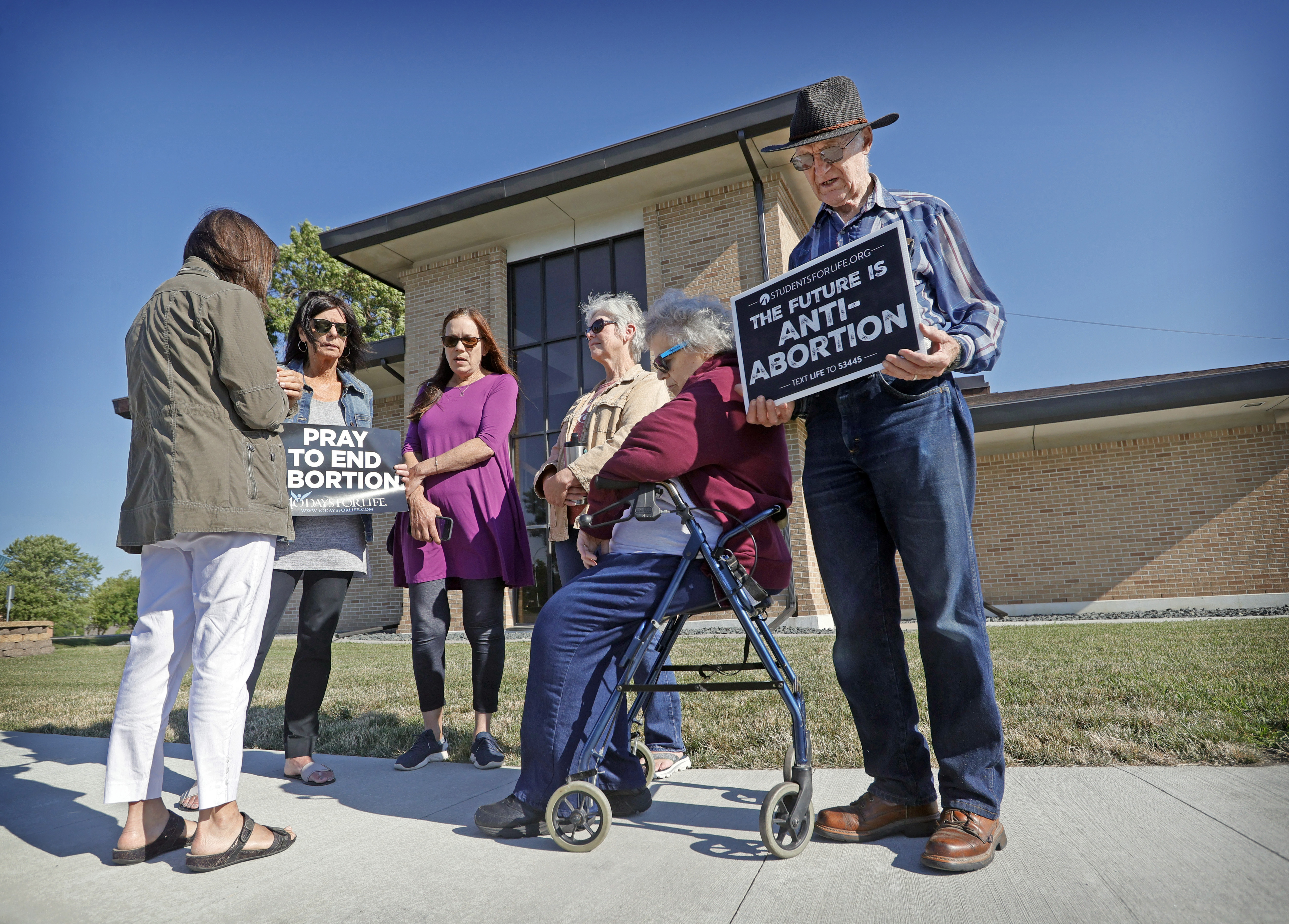 'Prayer warriors' gather at future site of abortion clinic in Moorhead - InForum | Fargo, Moorhead and West Fargo news, weather and sports - Vimarsana News