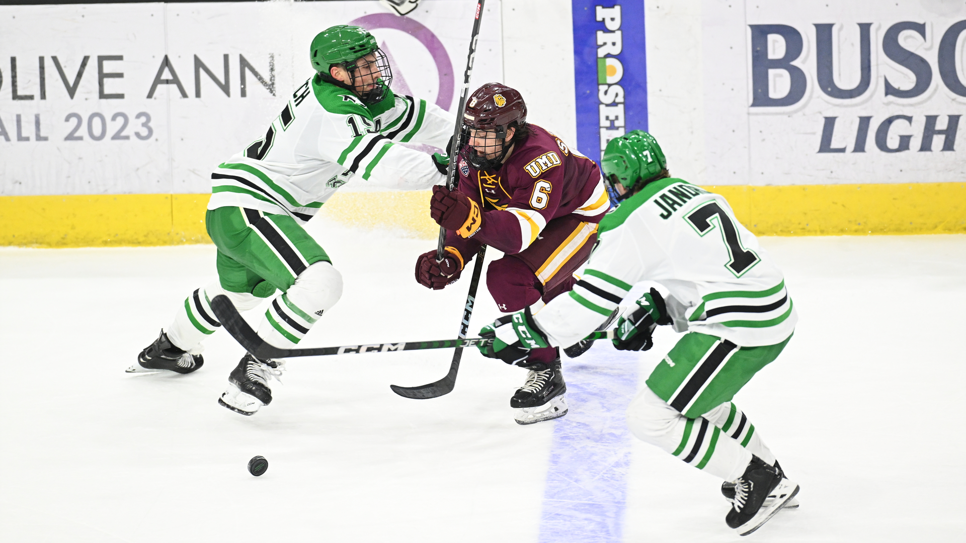 Minnesota Duluth scores late goal to beat UND in series finale - Vimarsana News