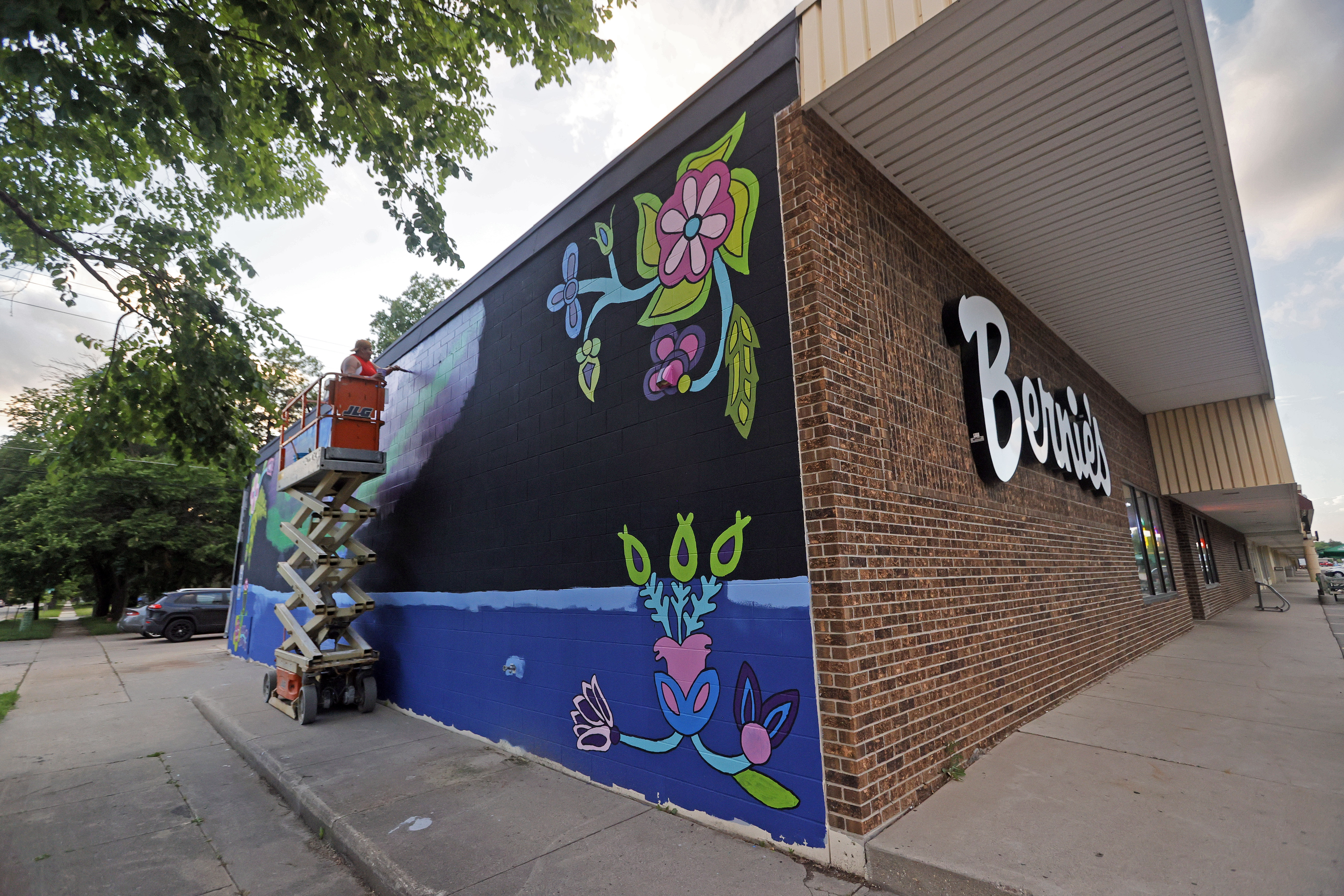 Mural on University Drive connects Fargo businesses with Indian culture for artist - Vimarsana News