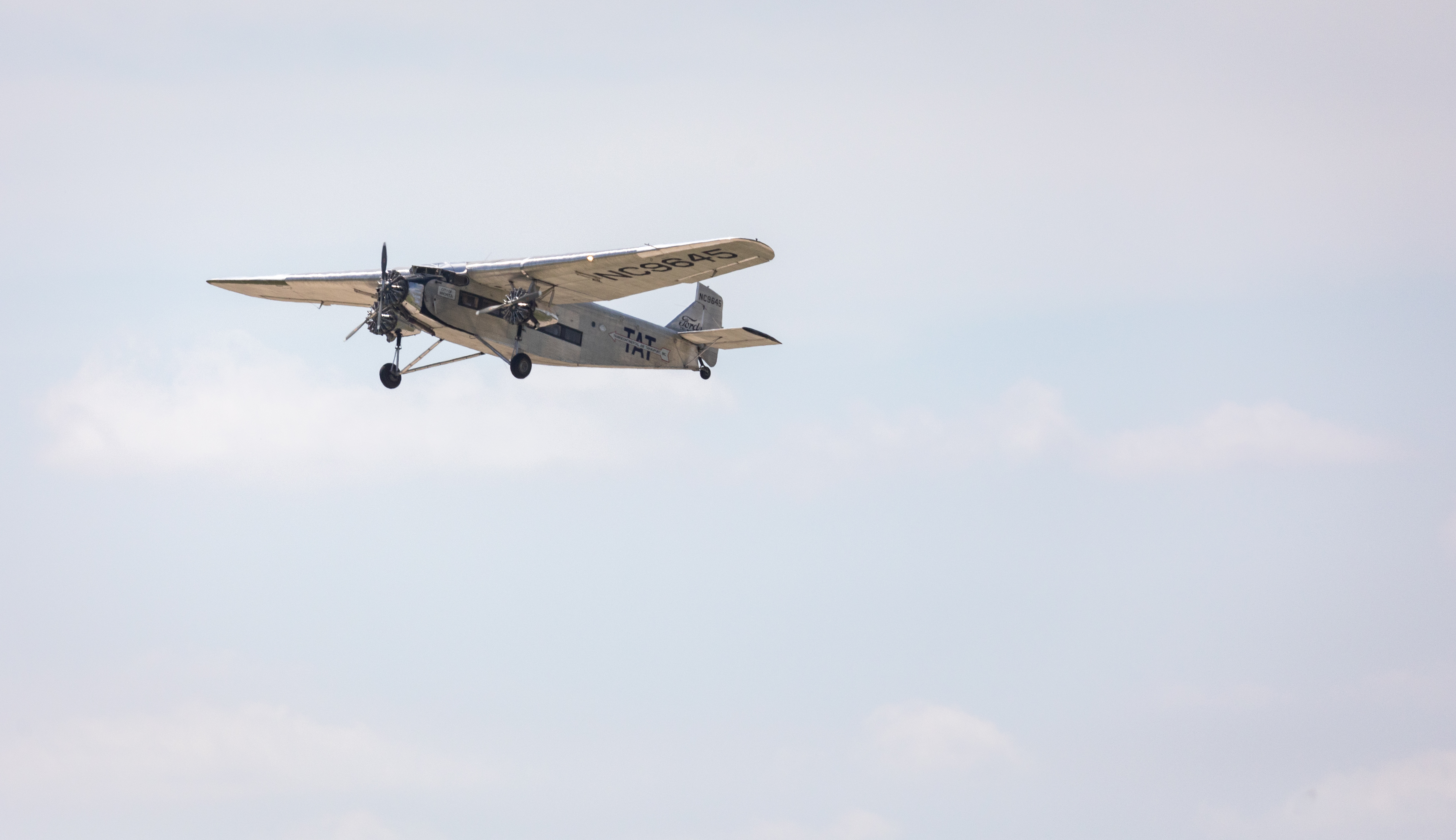 Vintage aircraft stops in Rochester for three days, offers public flight tours - Vimarsana News