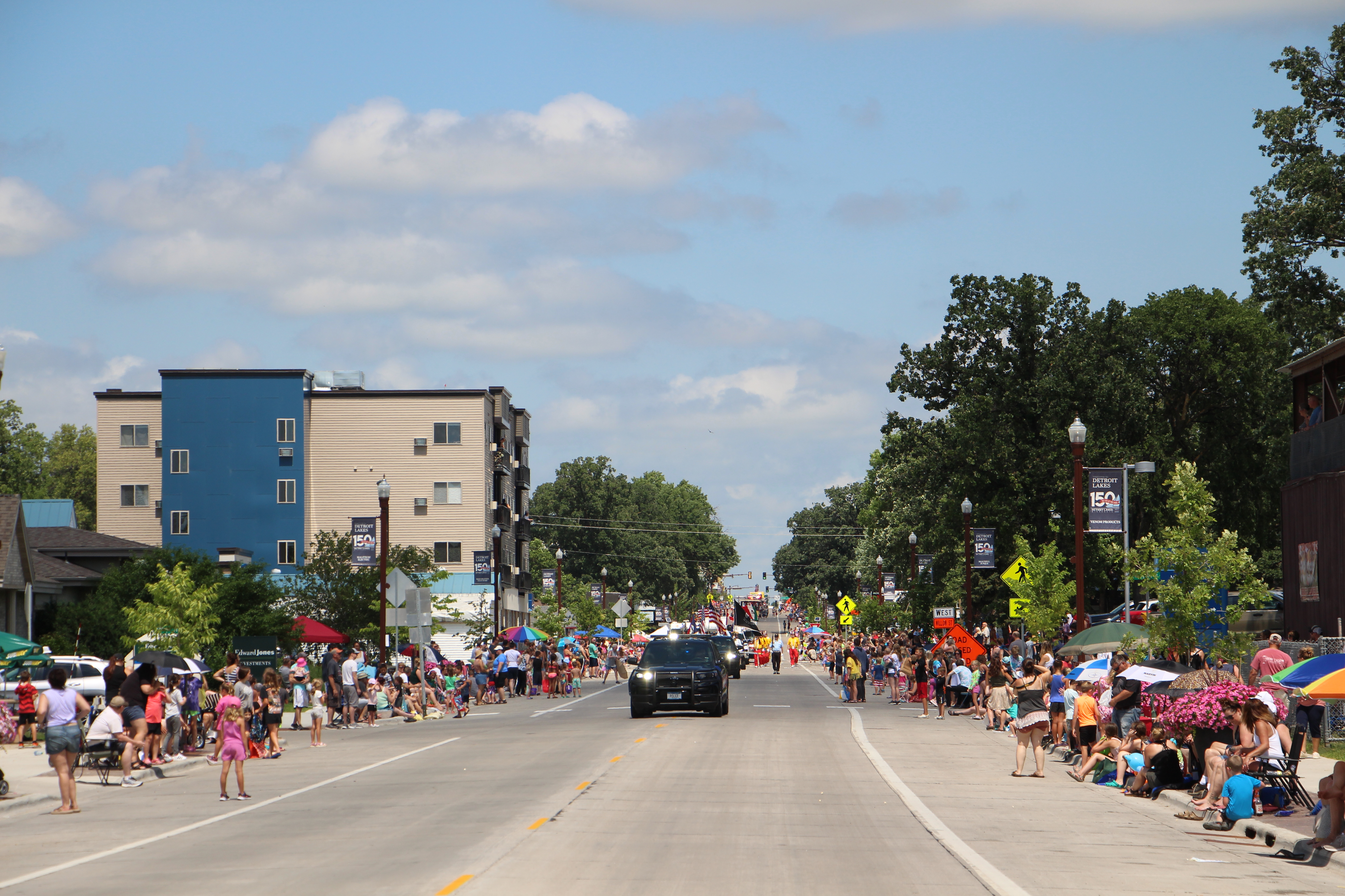 Huge crowds show up for water carnival's Parade of the Northwest - Vimarsana News