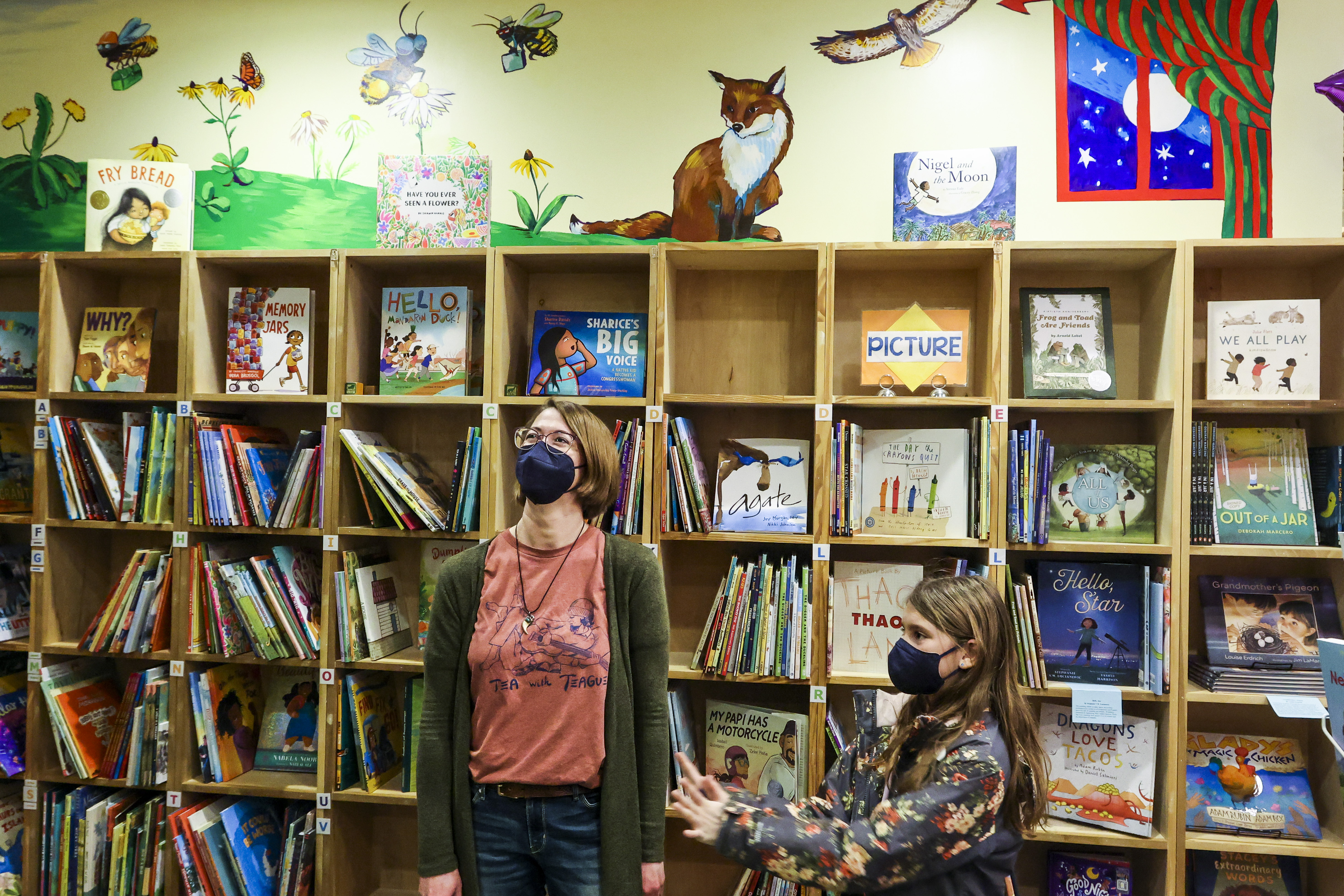 Lakeside artist takes at-home mural-making to West Duluth bookstore - Vimarsana News